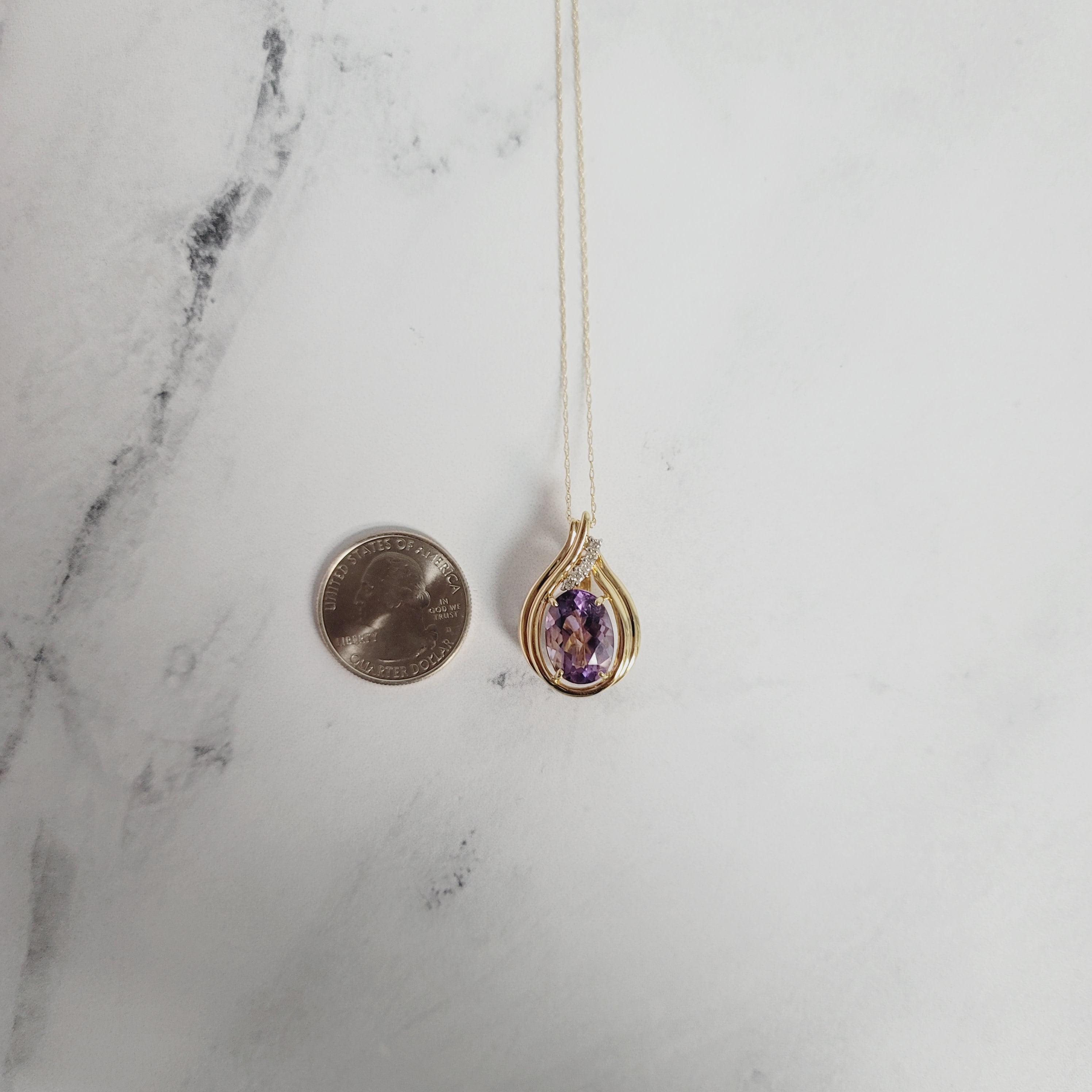Collar de amatista ovalada en forma de lágrima con detalles de diamantes en oro amarillo de 14 k