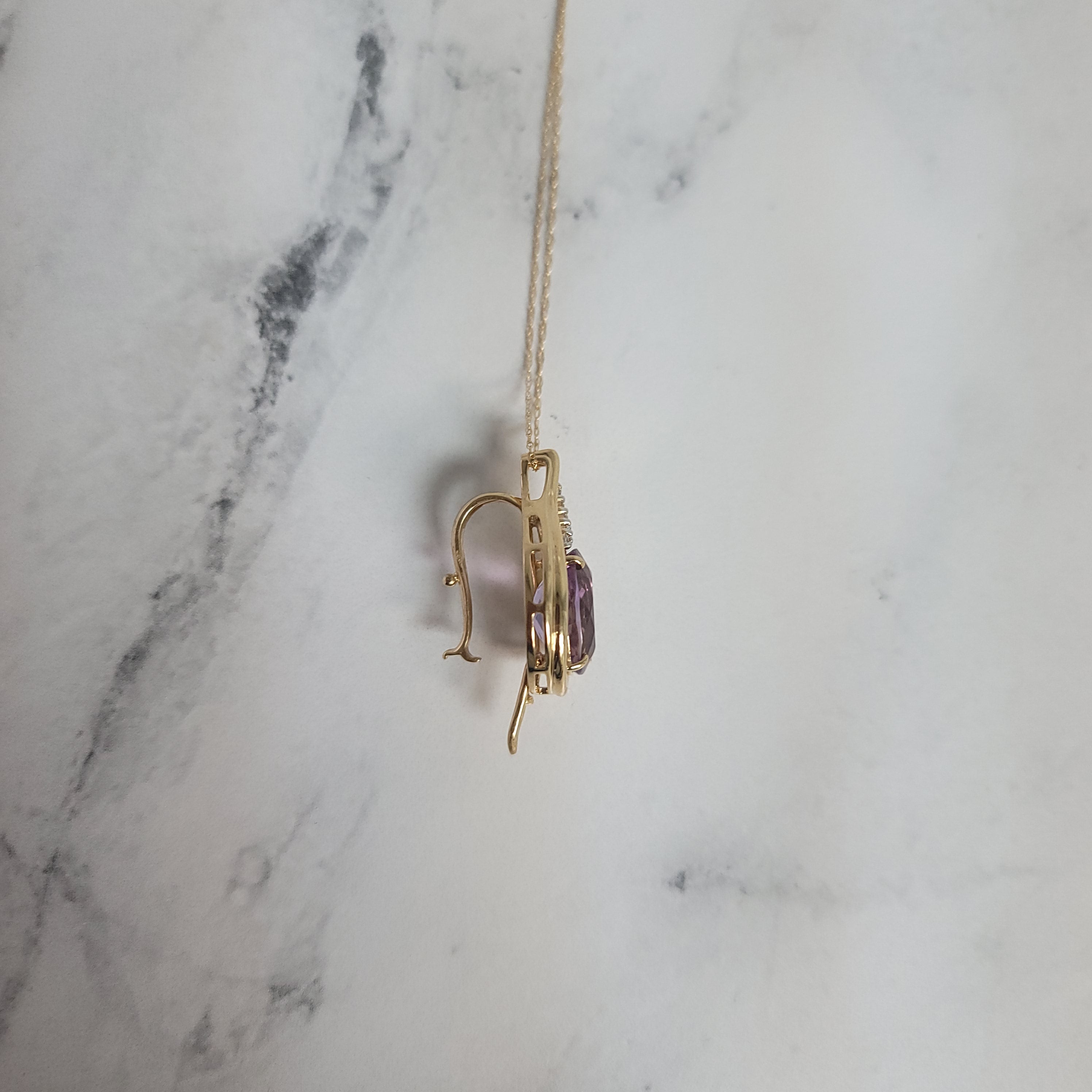 Collar de amatista ovalada en forma de lágrima con detalles de diamantes en oro amarillo de 14 k