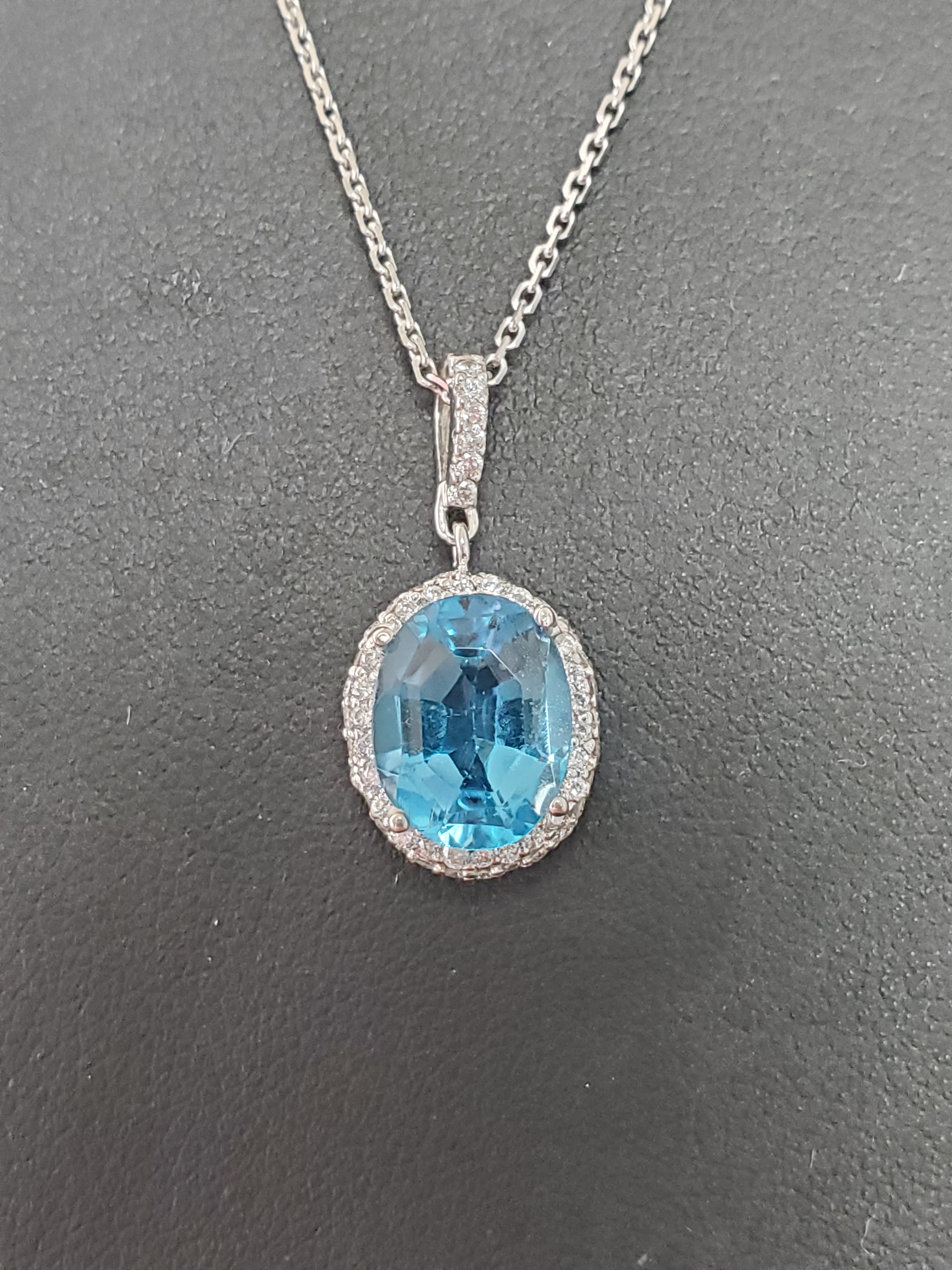 Collar con halo de diamantes y topacio azul en oro blanco de 14 k