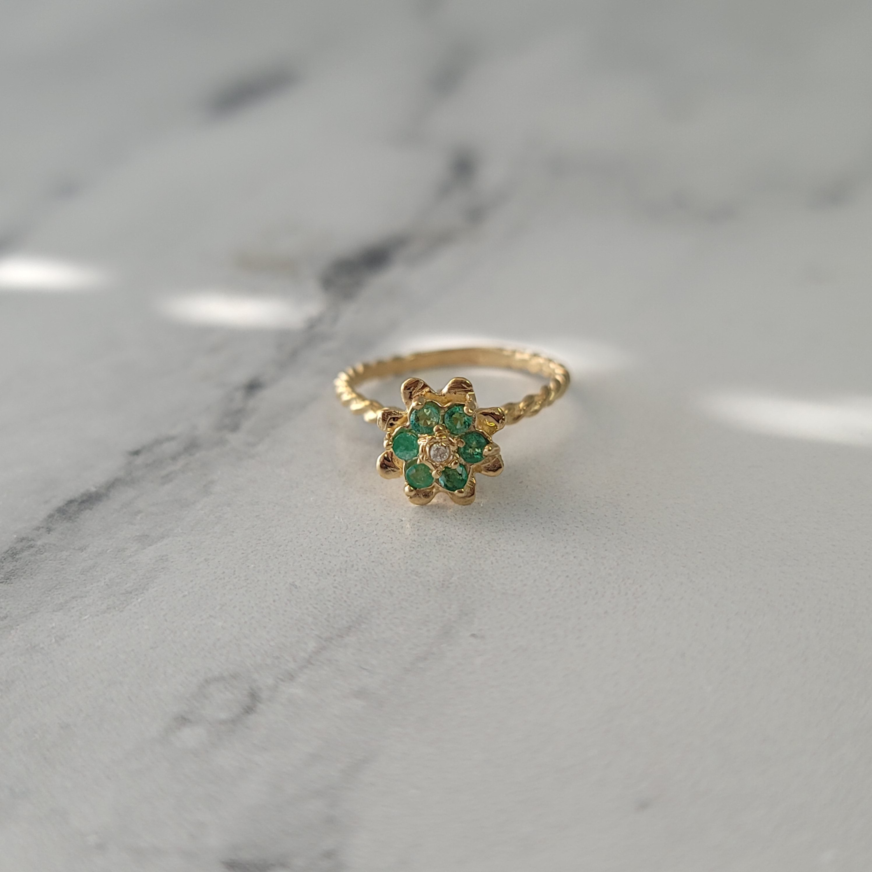 Anillo de oro amarillo de 14 k con tulipán y esmeralda