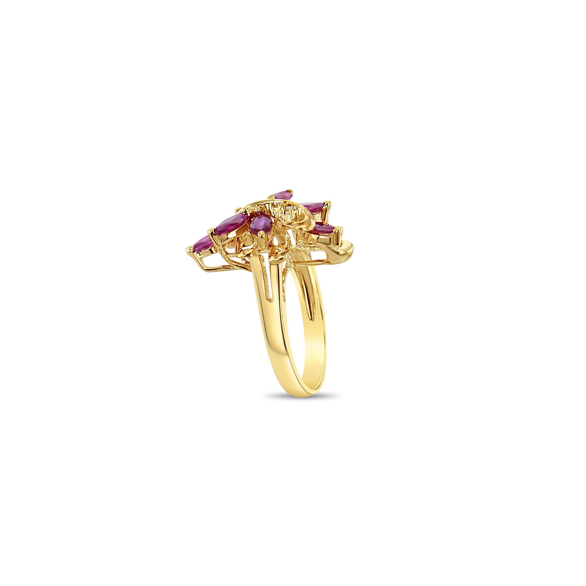Anillo con hojas de rubí y flores en forma de marquesa en oro amarillo de 14 k