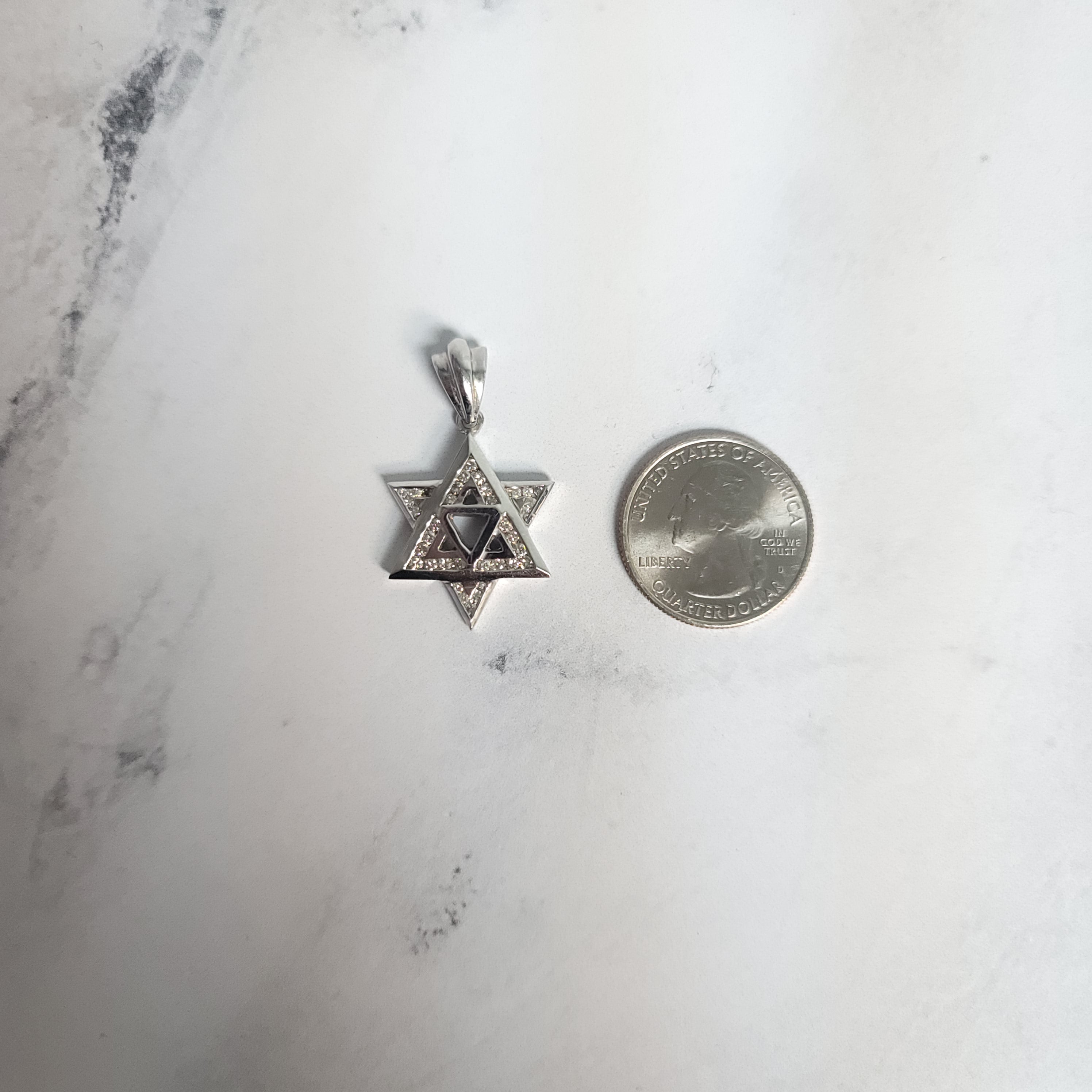 Collar de diamantes con la estrella judía de David
