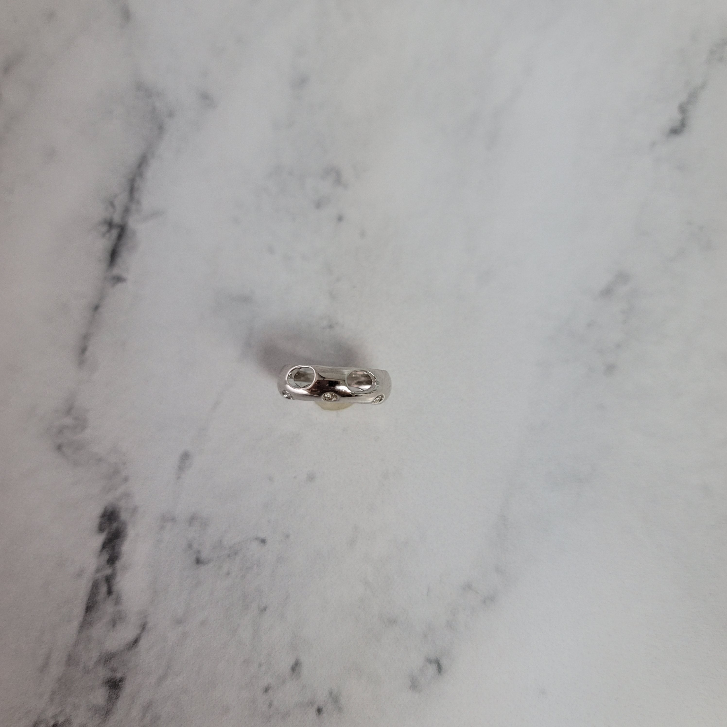 Collier délicat en forme de donut avec diamants de 15 ct en or blanc 18 carats