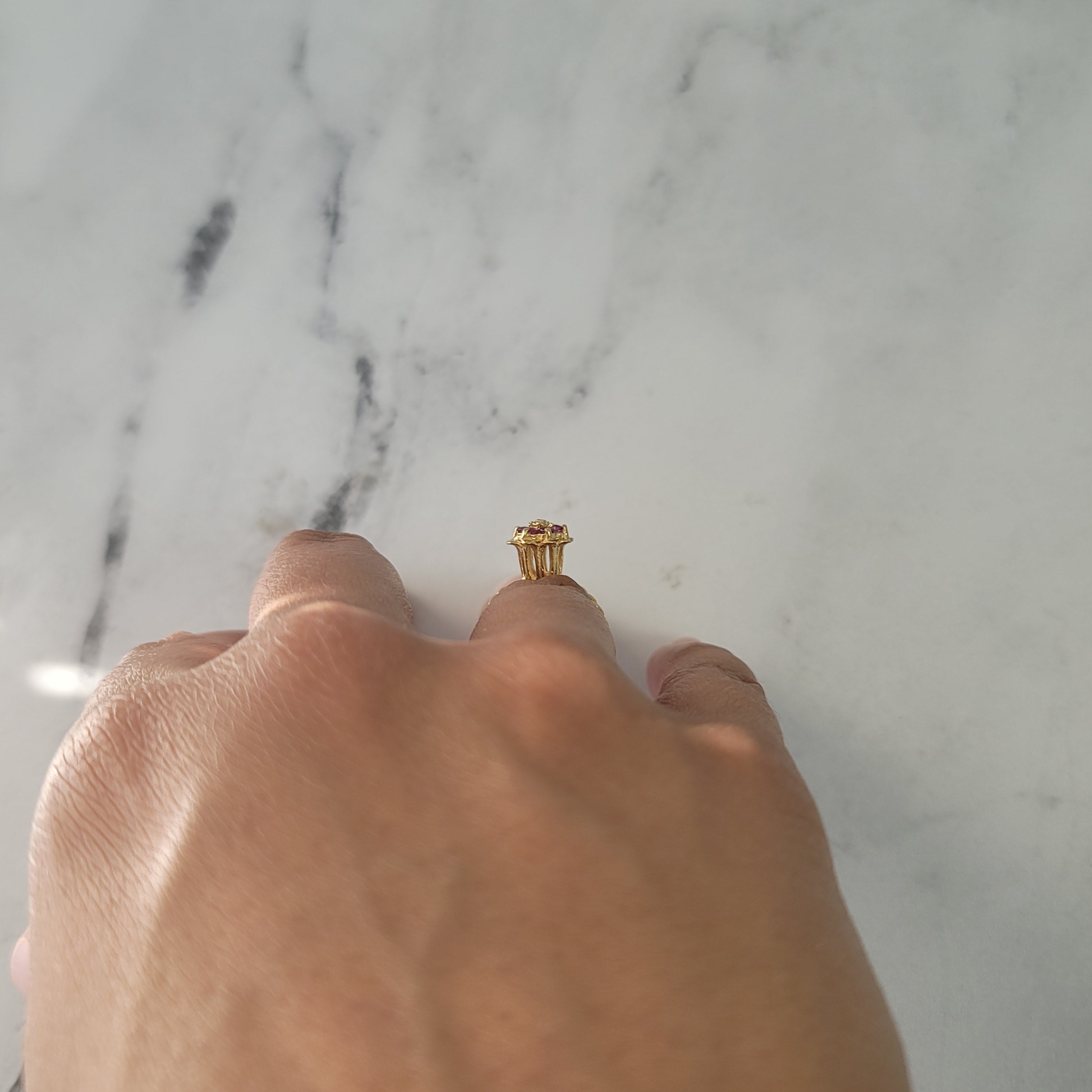 Anillo de oro amarillo de 14 k con flor de tulipán y rubí