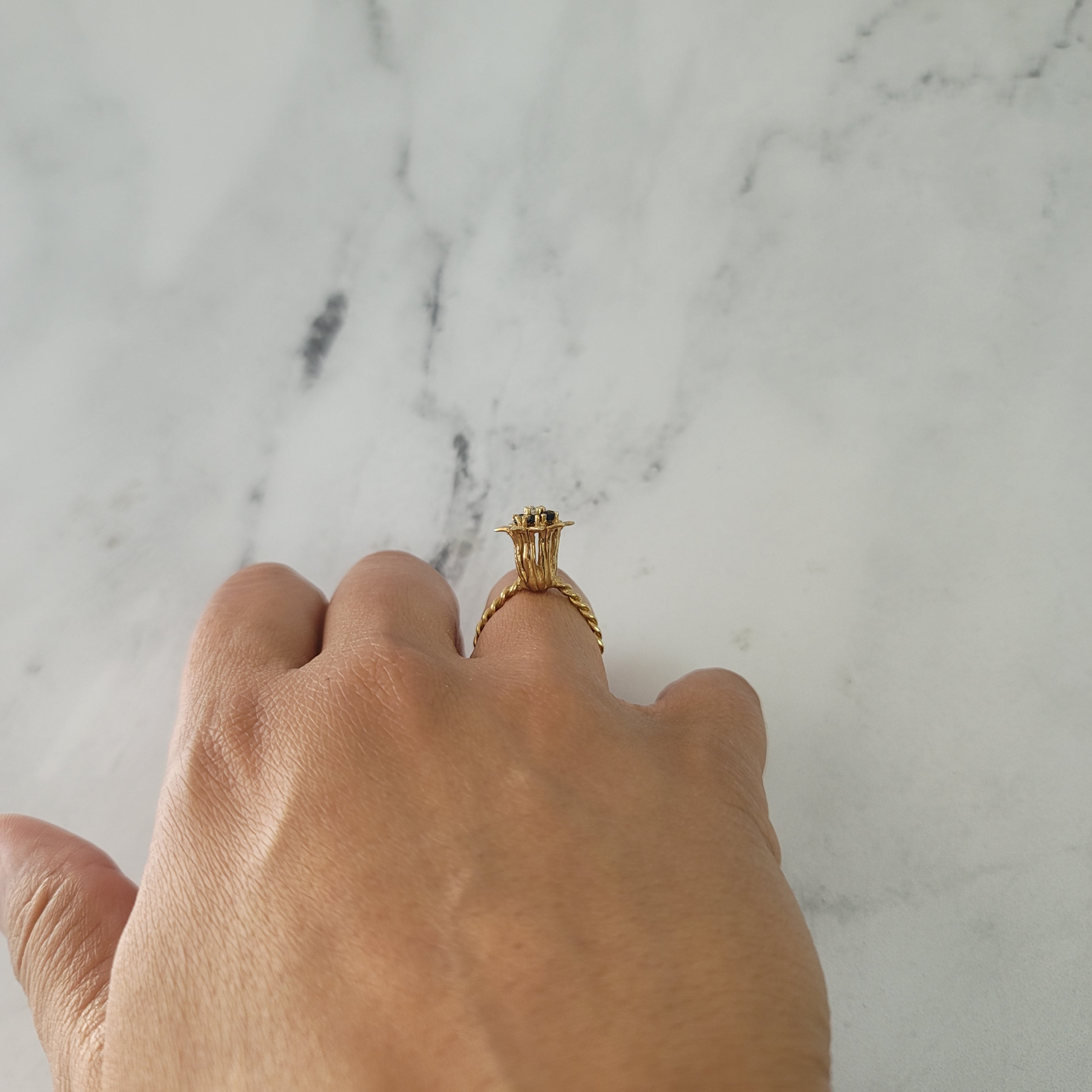 Anillo alto de oro amarillo de 14 k con tulipán y zafiro