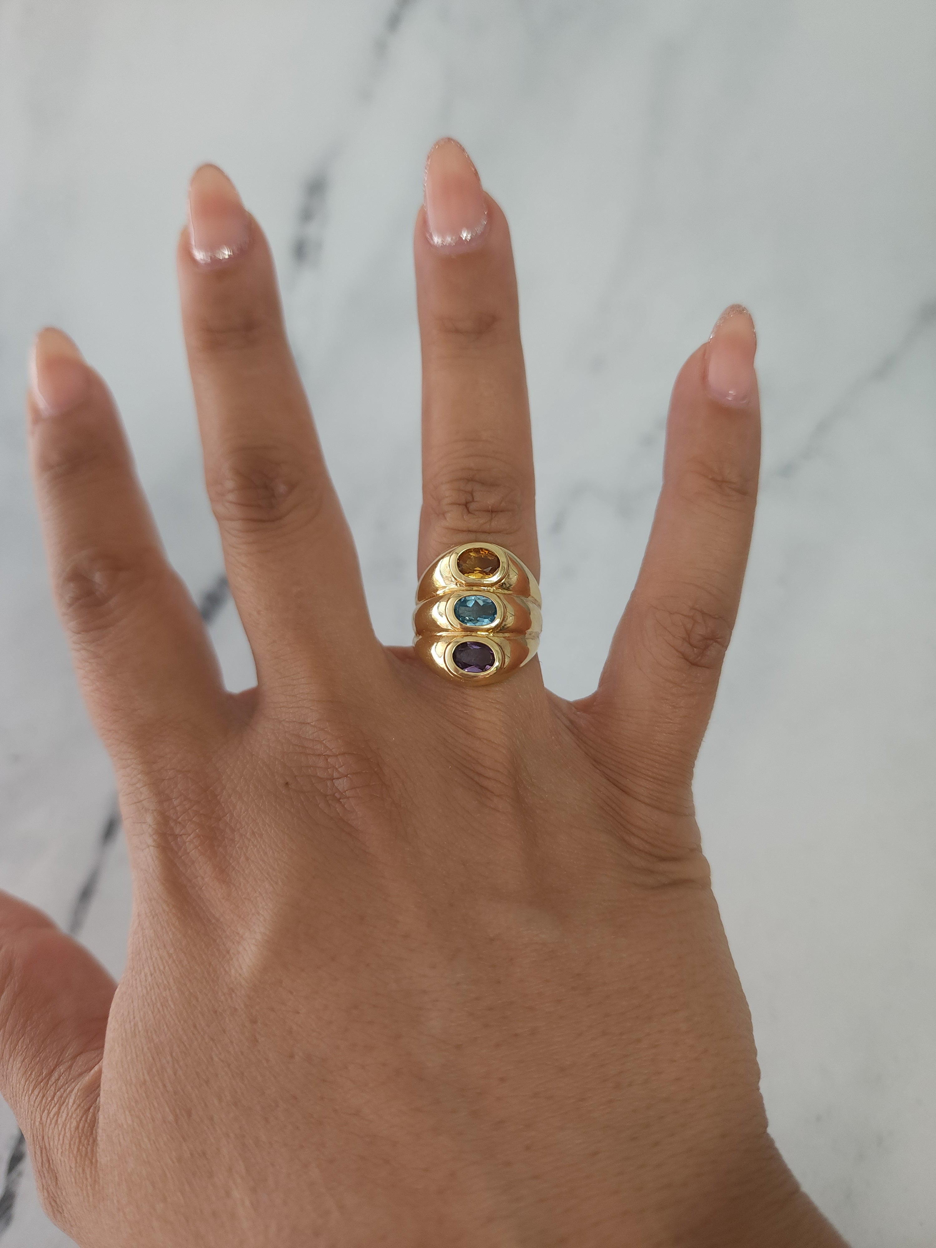 Anillo de amatista, citrino y topacio azul en oro amarillo de 14 k