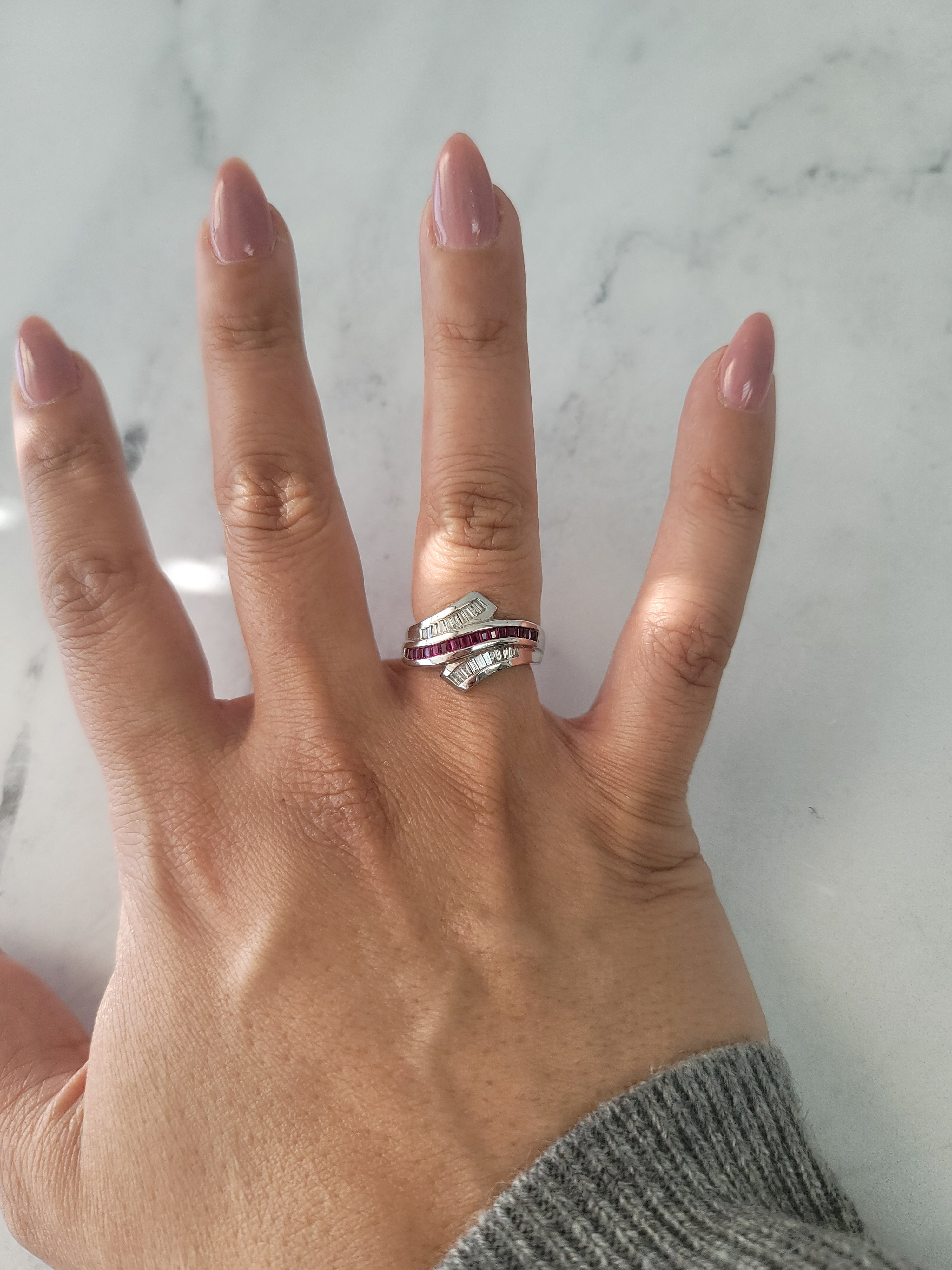 Anillo de cóctel con diamantes y rubí en talla baguette