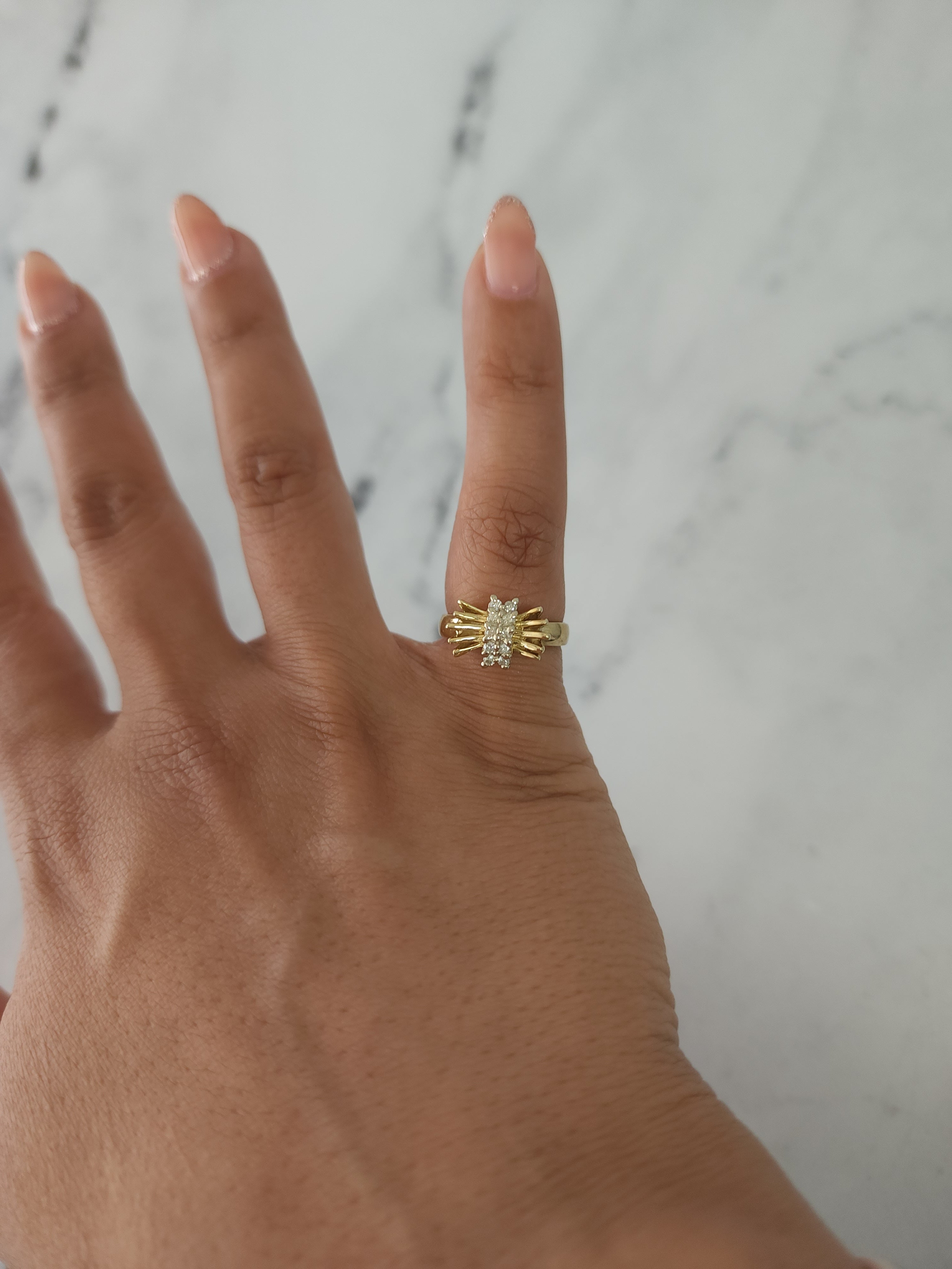 Anillo estilo lazo de diamantes en oro amarillo de 14 k