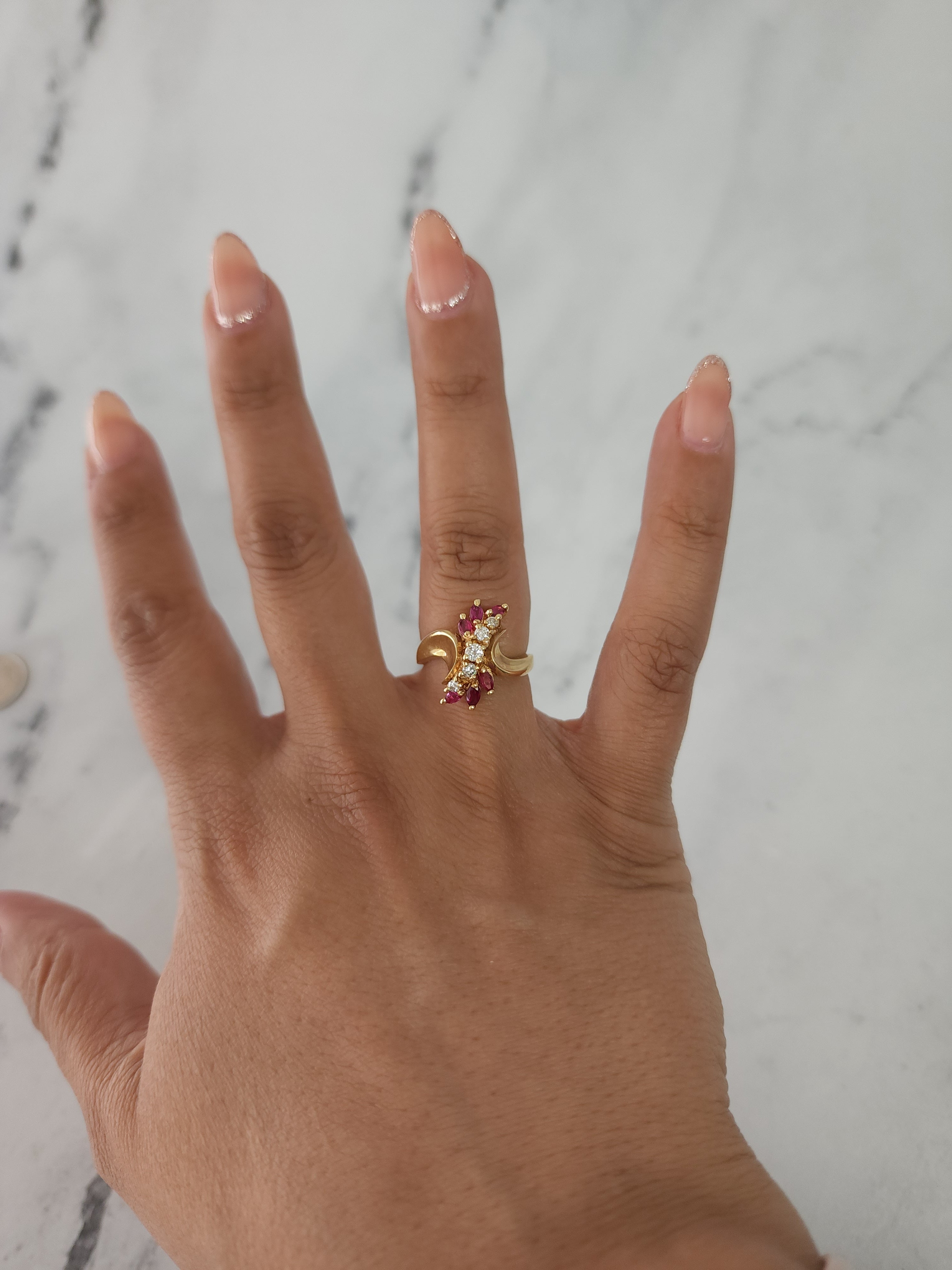 Anillo de diamantes y rubíes en racimo vertical de oro amarillo de 14 k