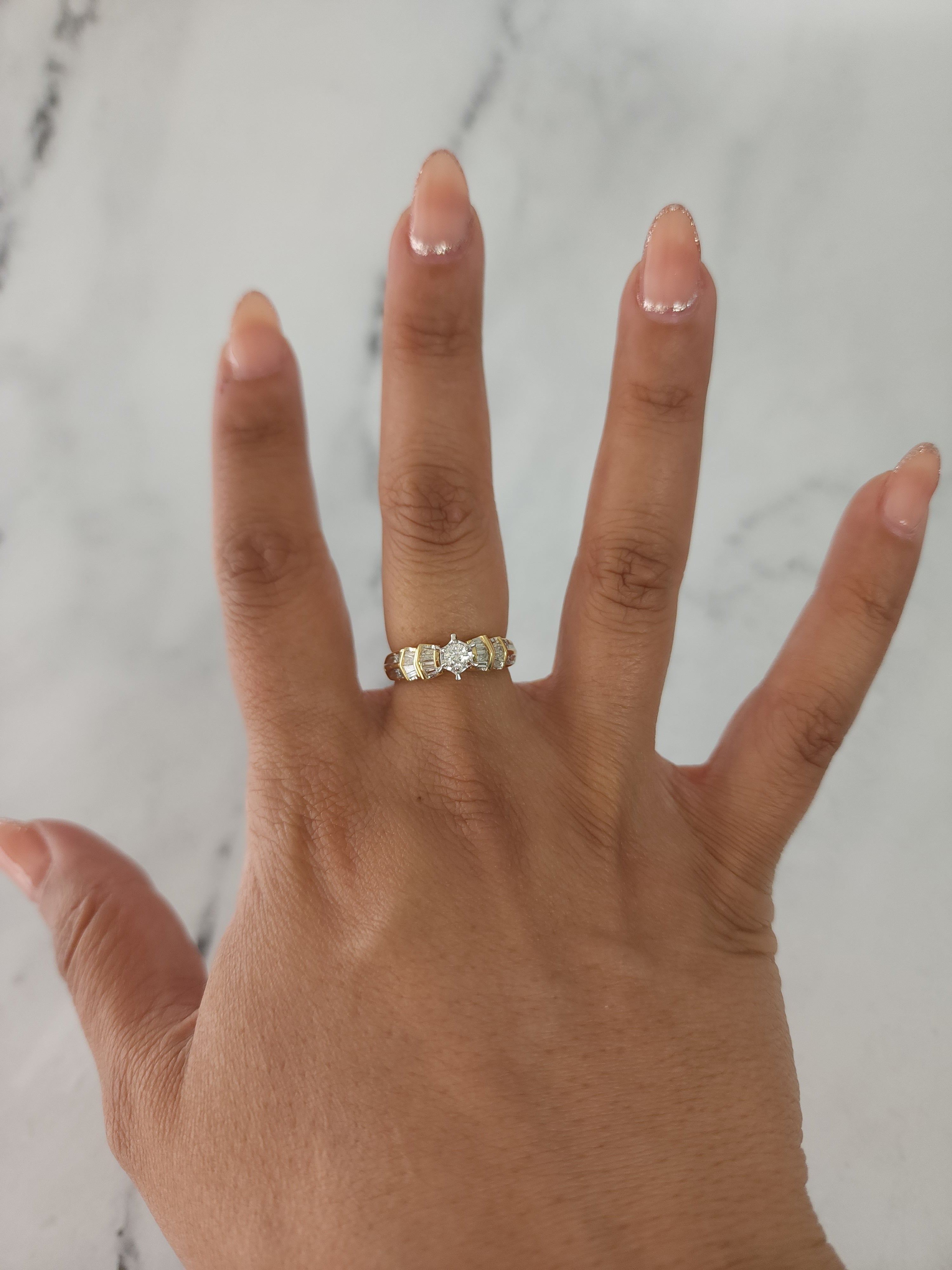 Anillo de compromiso de diamantes estilo vintage en oro de dos tonos de 14 k