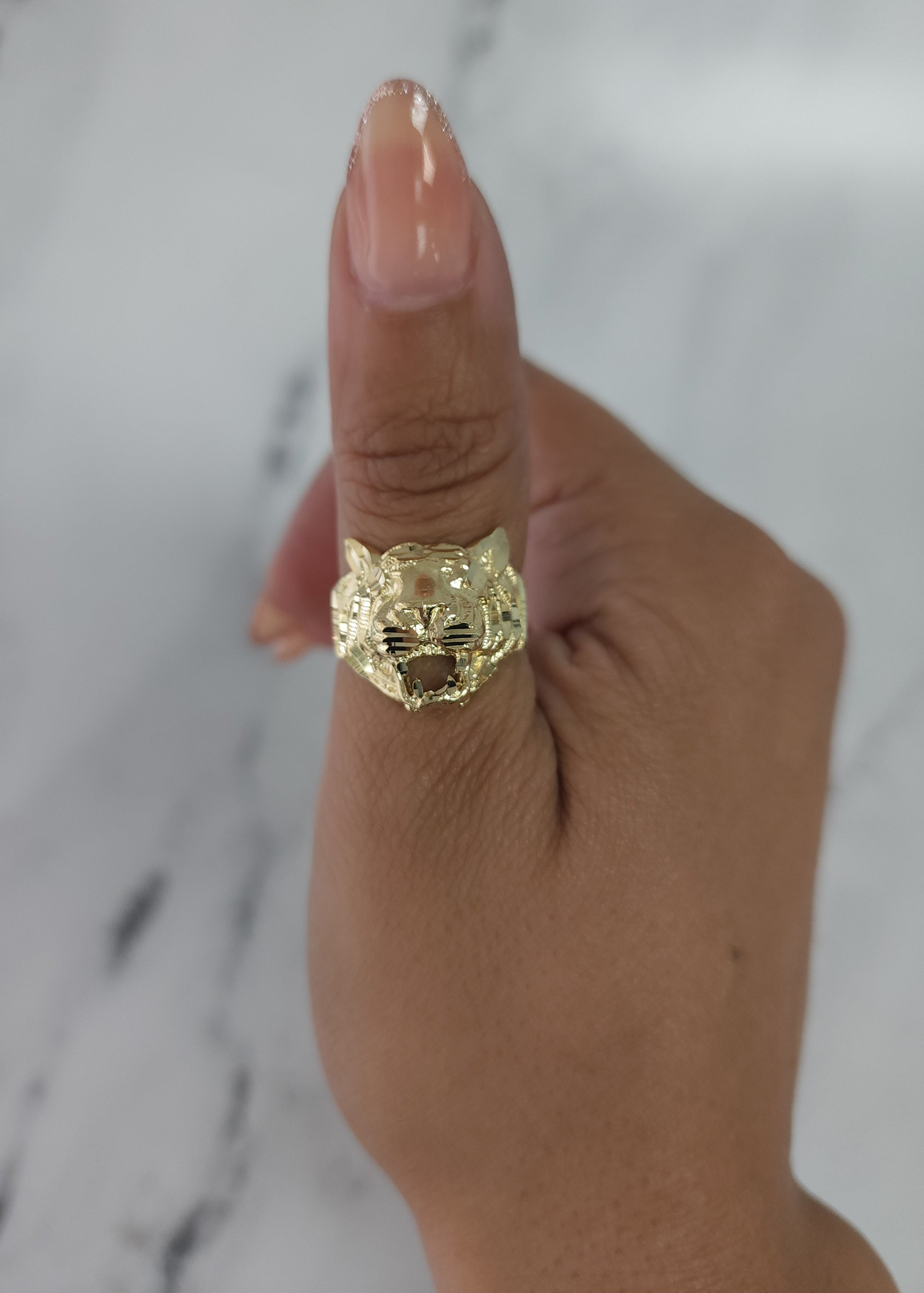 Anillo de león con cortes de diamantes en oro amarillo de 14 k