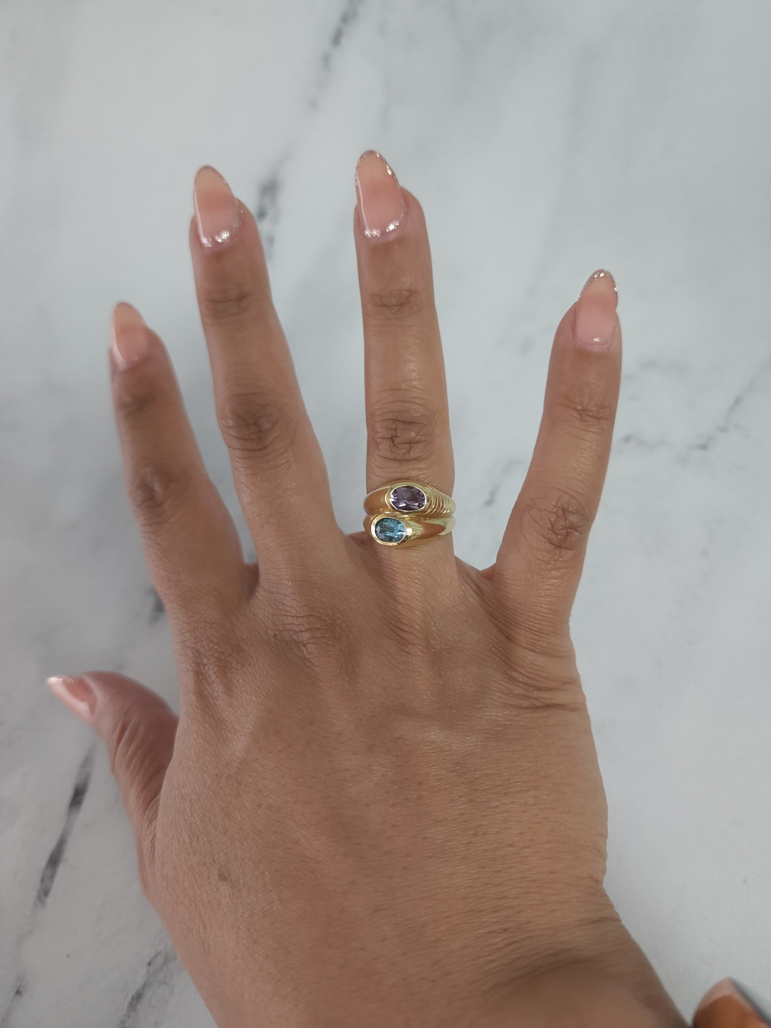 Anillo de oro amarillo de 14 k con amatista y topacio azul