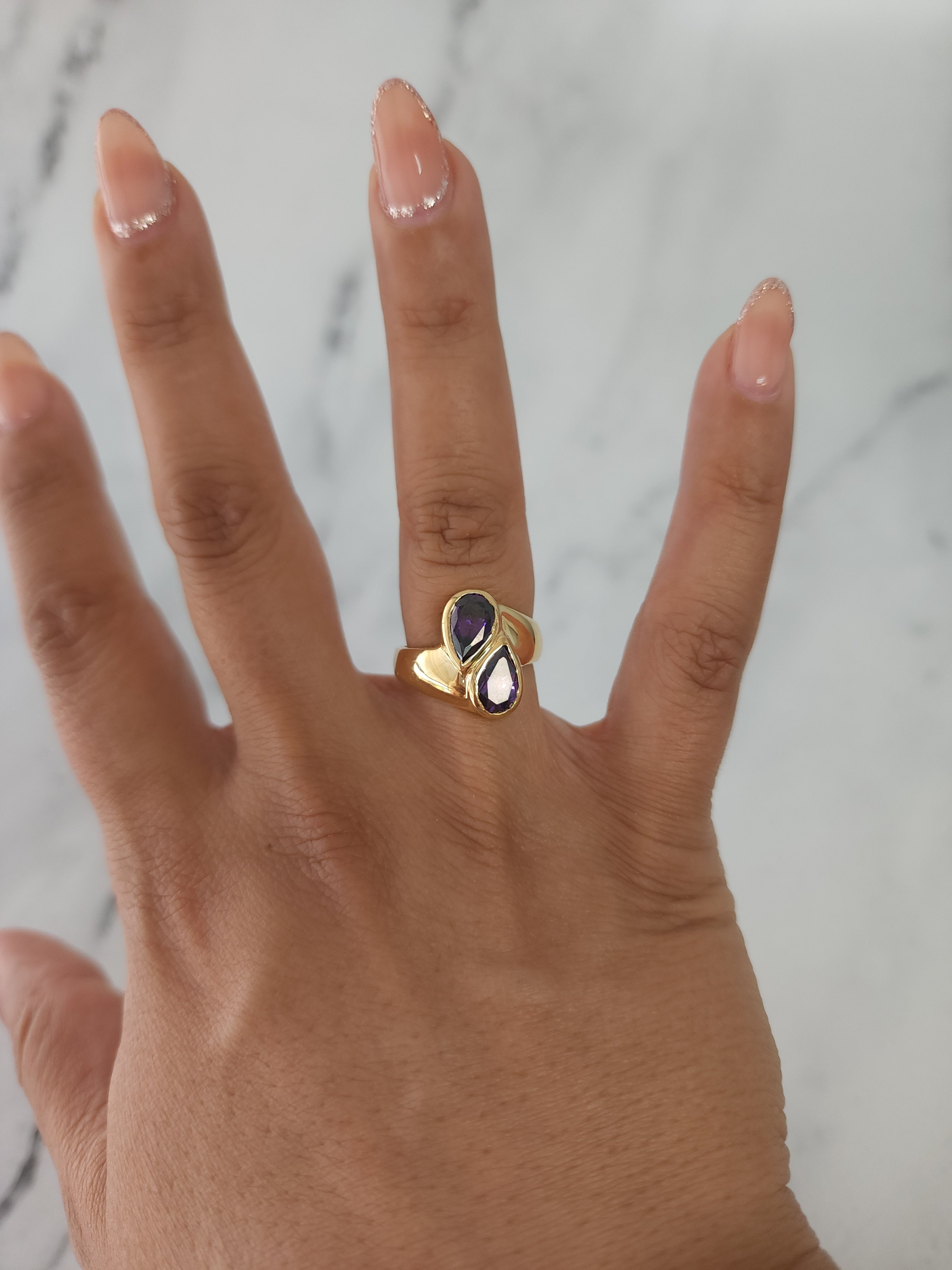 Anillo de oro amarillo de 14 k con topacio azul en forma de lágrima