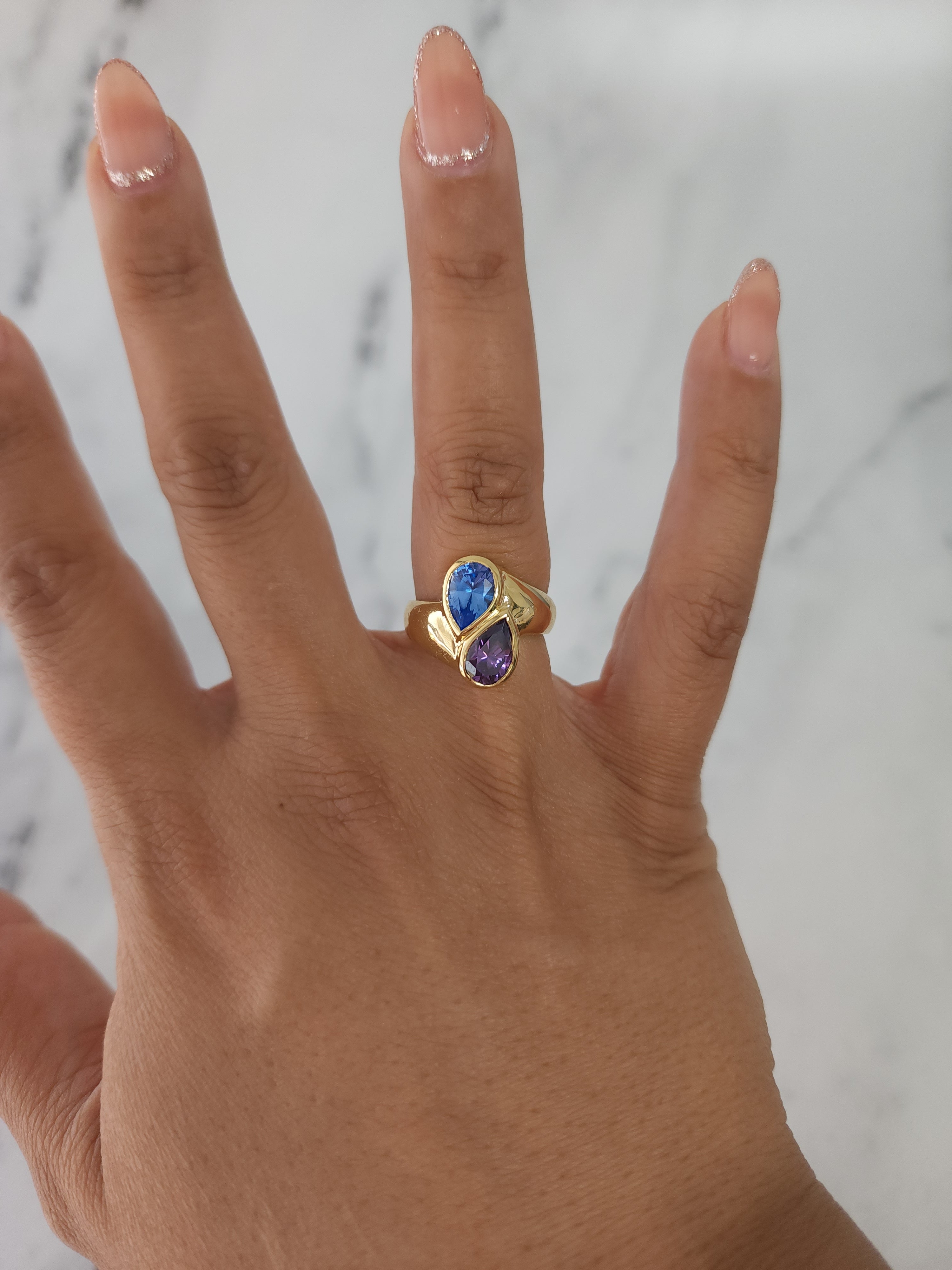 Bague en forme de poire avec topaze bleue et améthyste