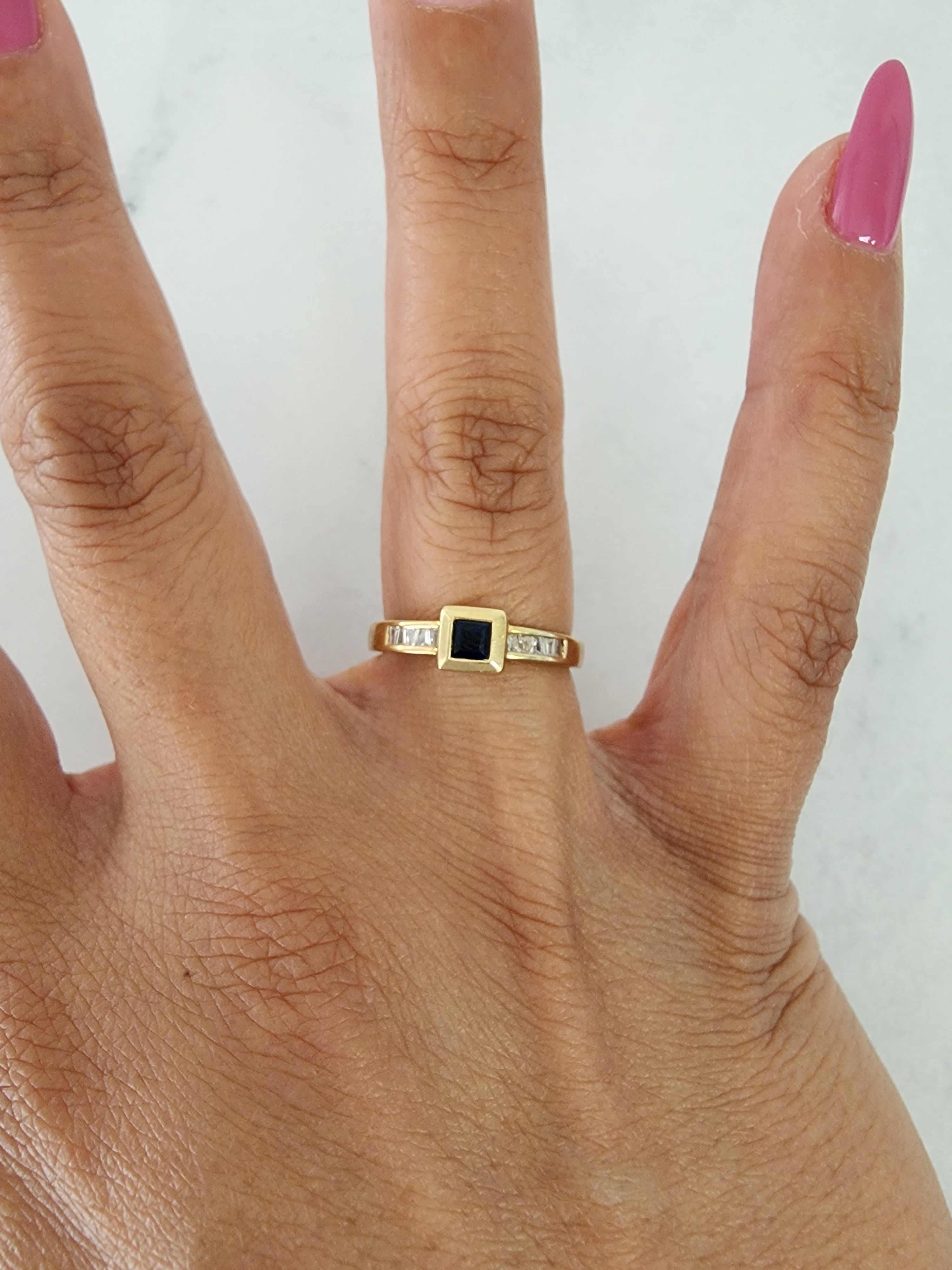 Anillo estilo vintage con rubí y diamantes en oro amarillo de 14 k