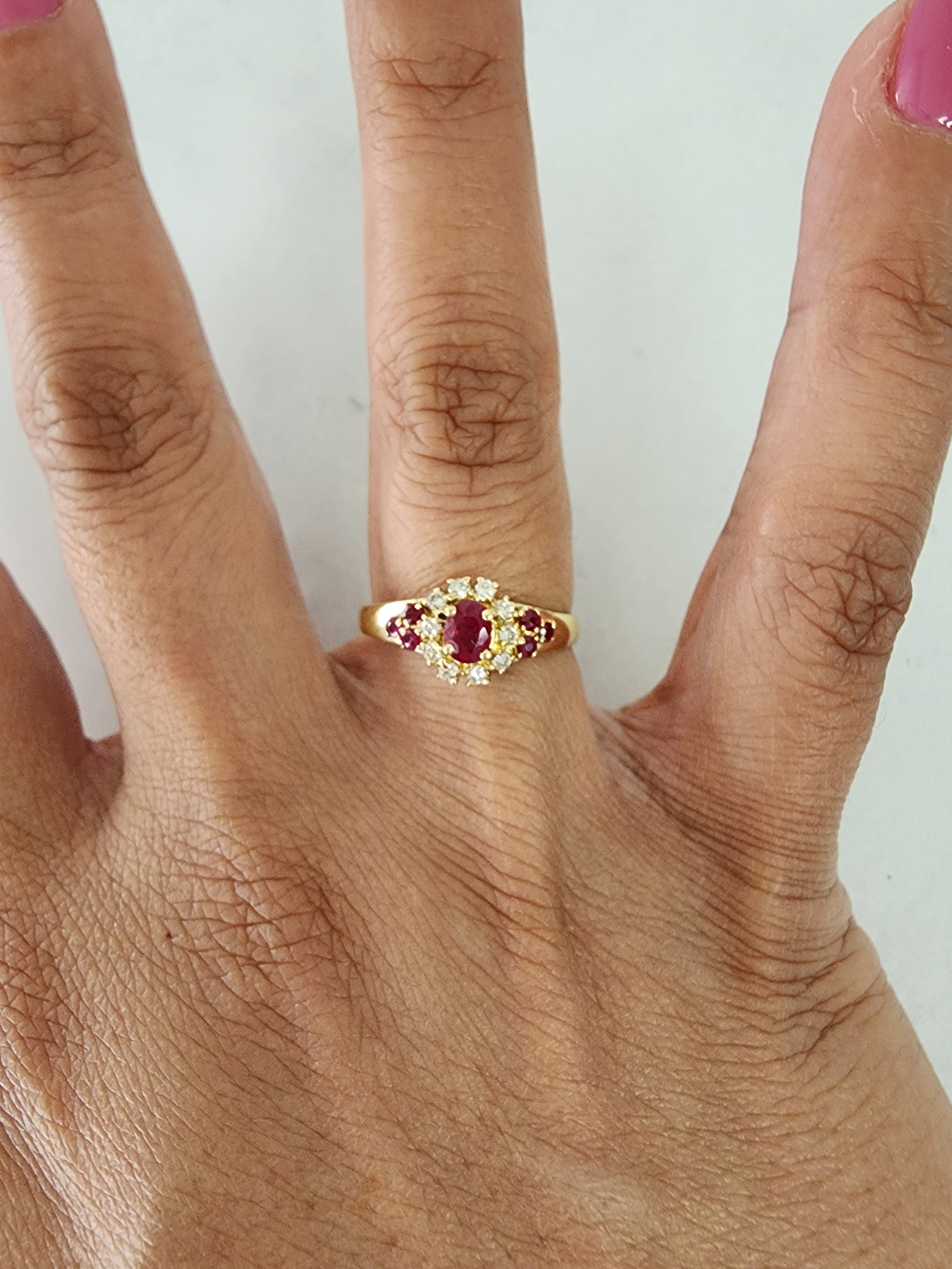 Anillo de compromiso vintage con racimo de diamantes y rubíes