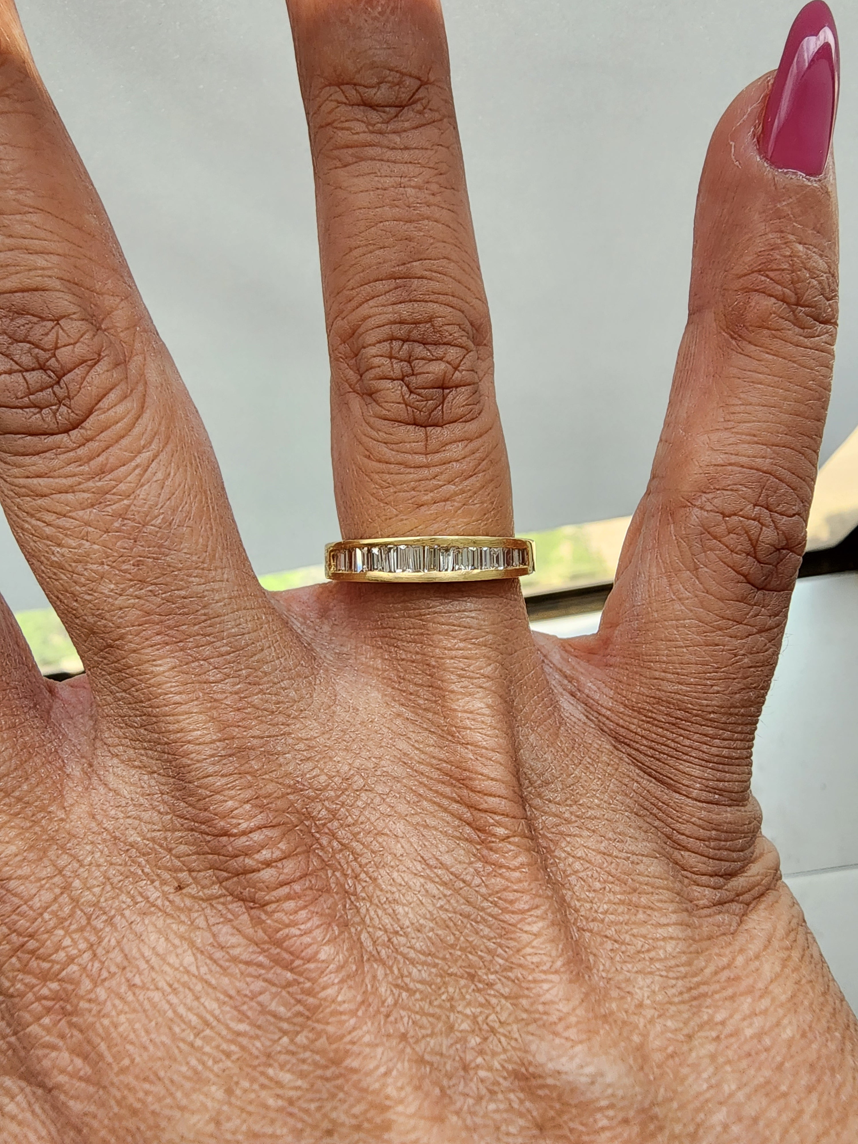 Alianza de boda con diamantes de talla baguette cónica y diseño acentuado en oro de dos tonos de 14 k