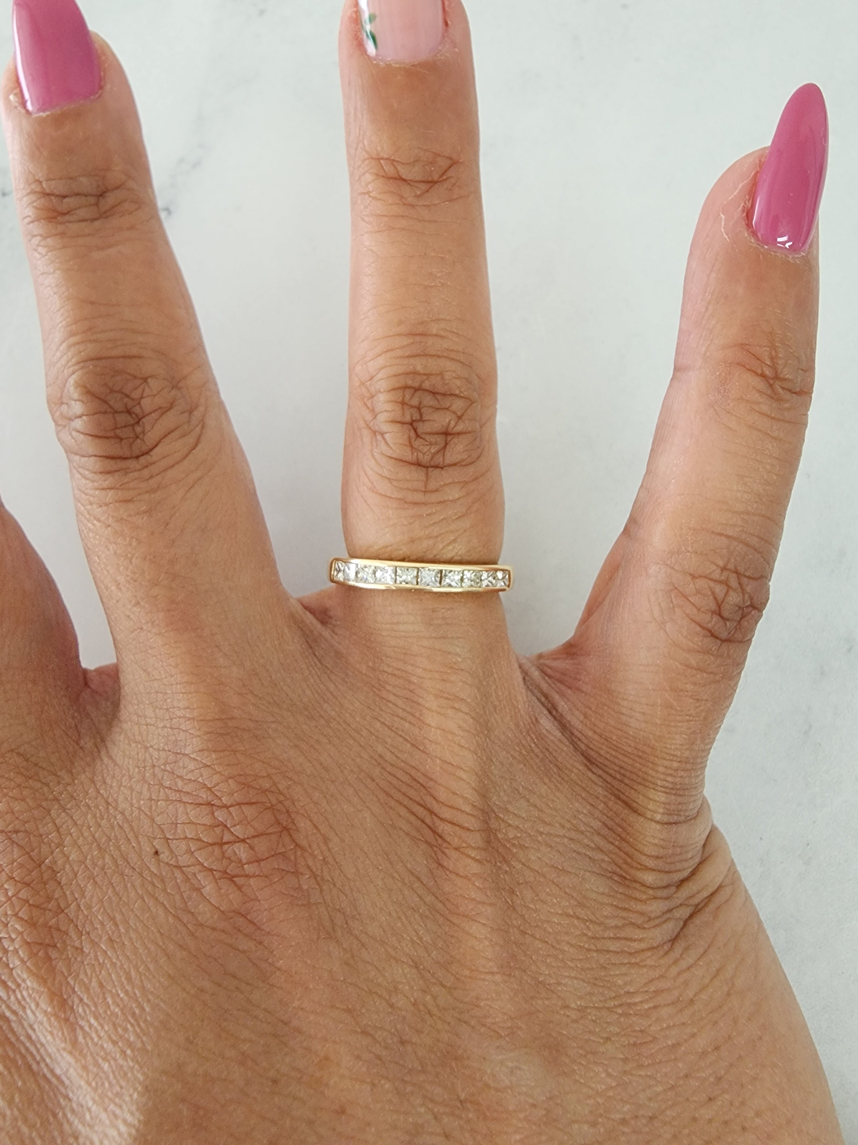 Alianza de boda con diamantes de talla princesa en oro amarillo de 14 k