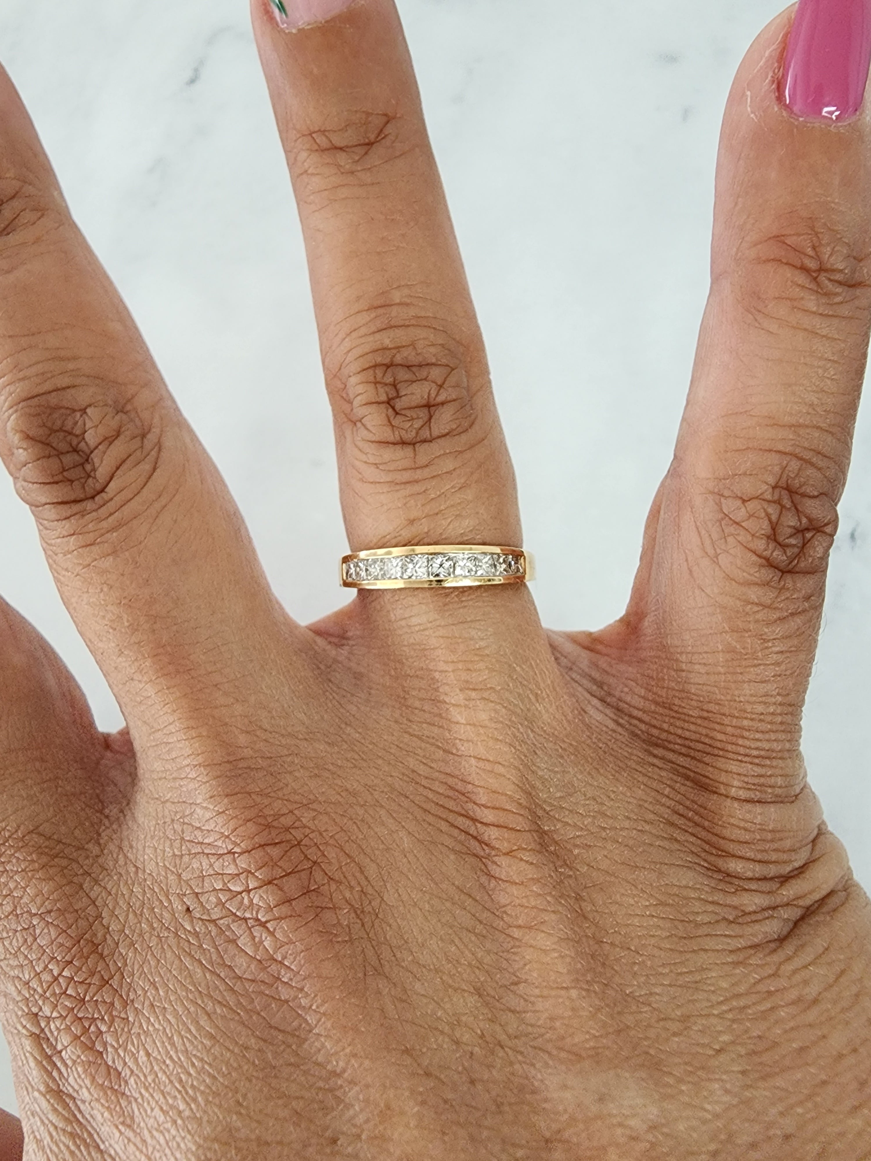 Alianza de boda con diamantes de talla princesa en oro amarillo de 14 k