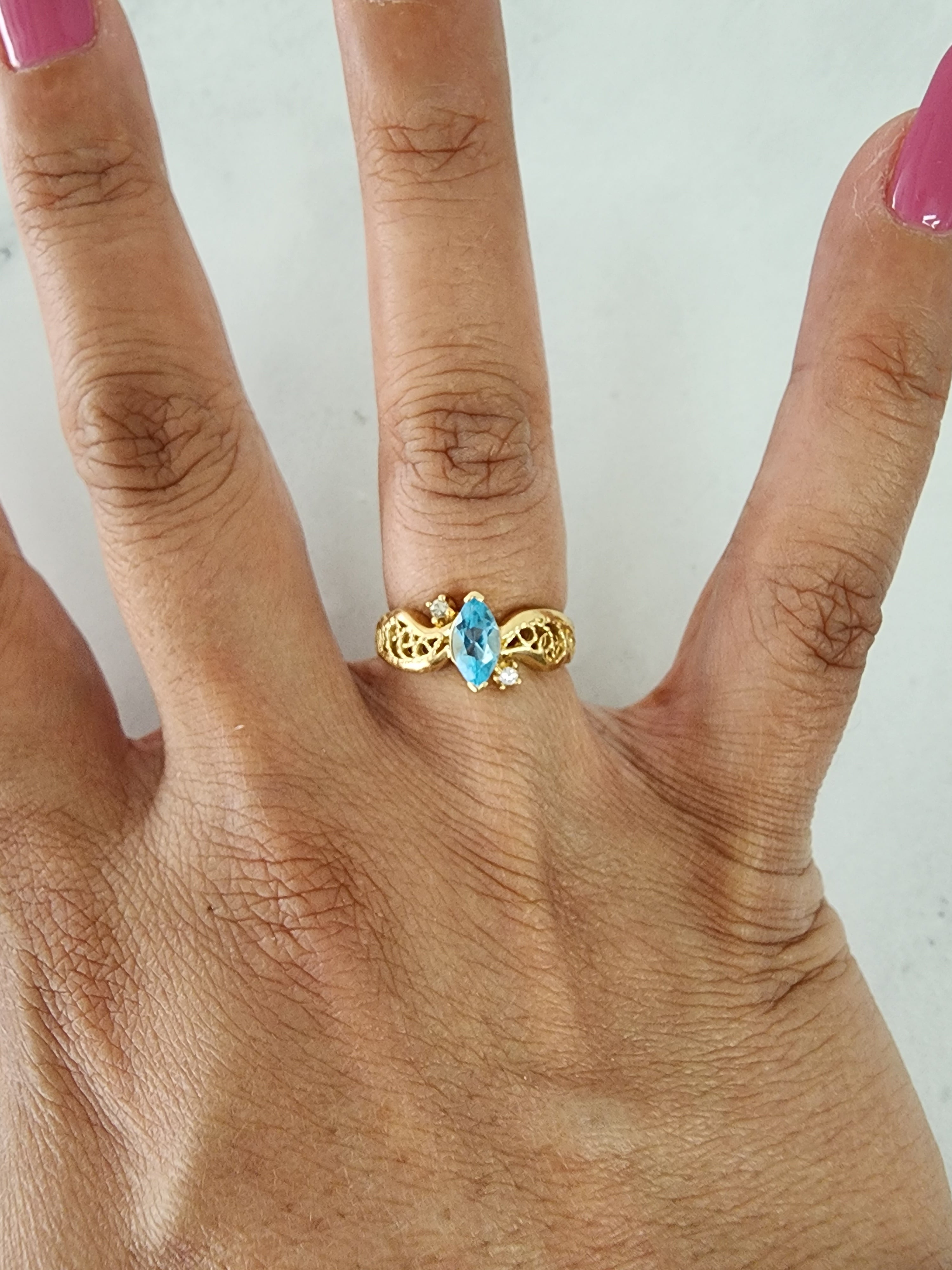 Bague marquise en or jaune 14 carats avec topaze bleue et accents de diamants