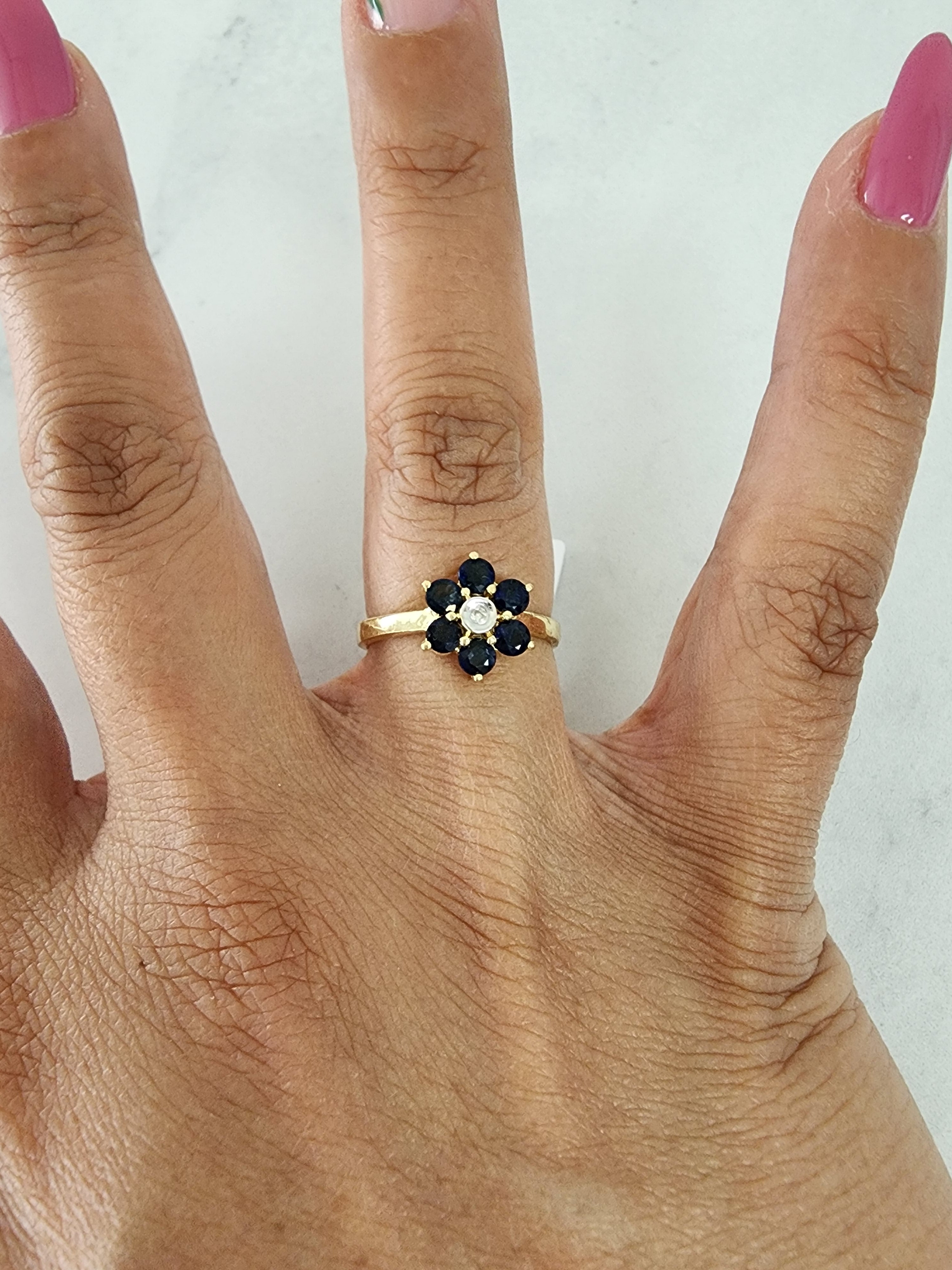 Bague en forme de fleur de saphir en or jaune 14 carats