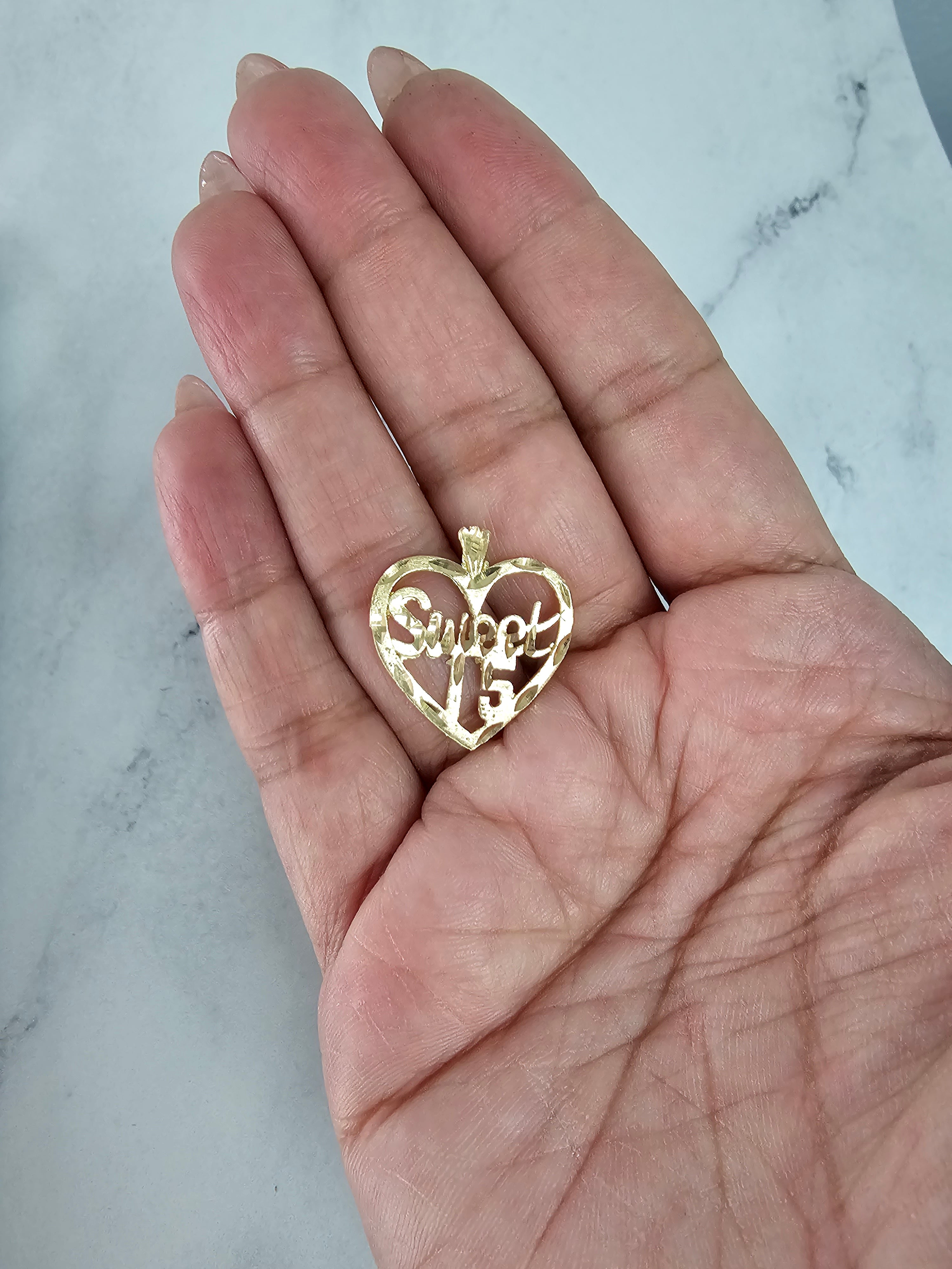 Charm ou pendentif en forme de cœur avec des coupes en diamant pour Sweet 15