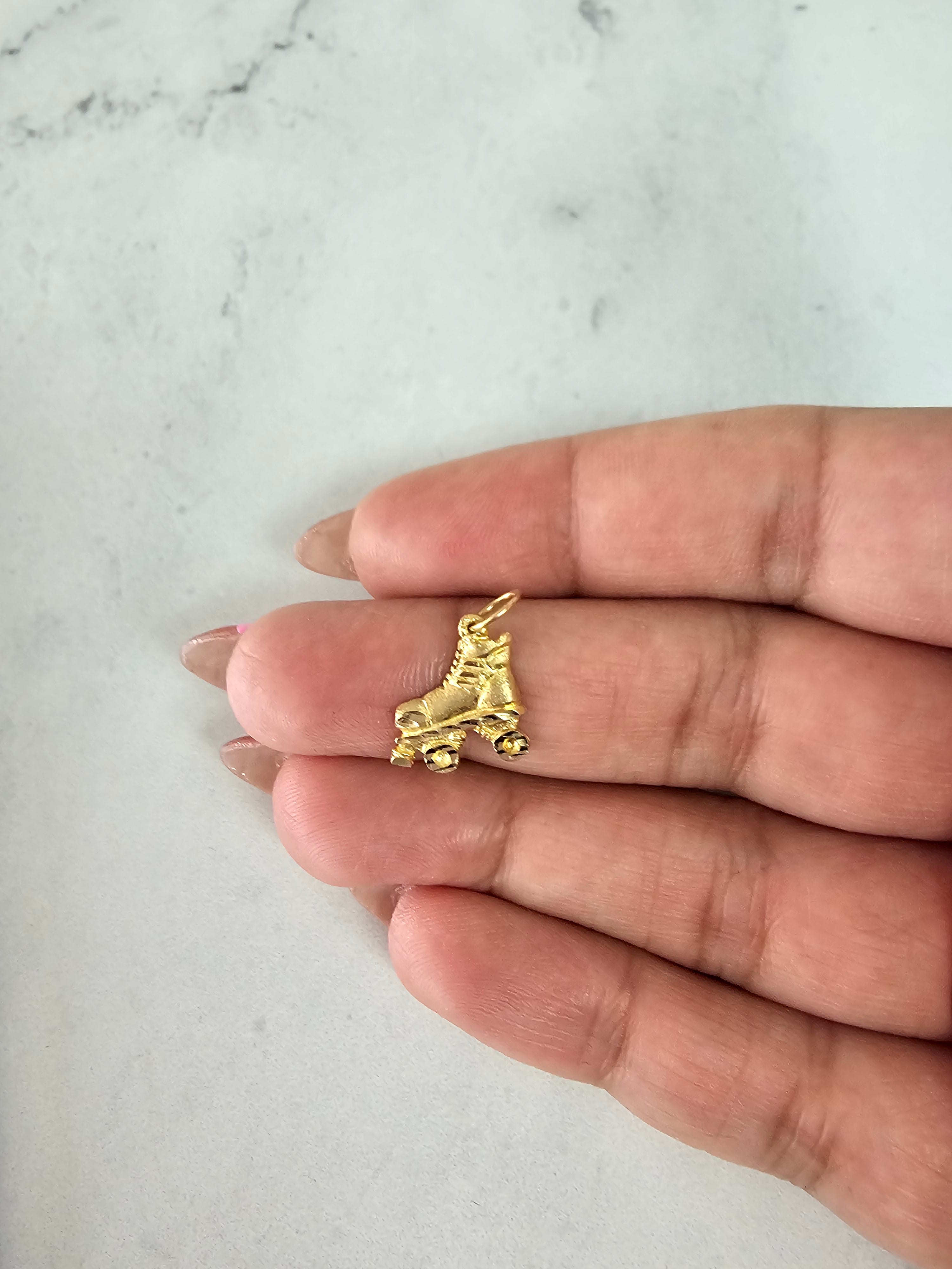 Charm de patinador con cortes de diamantes en oro amarillo de 14 k