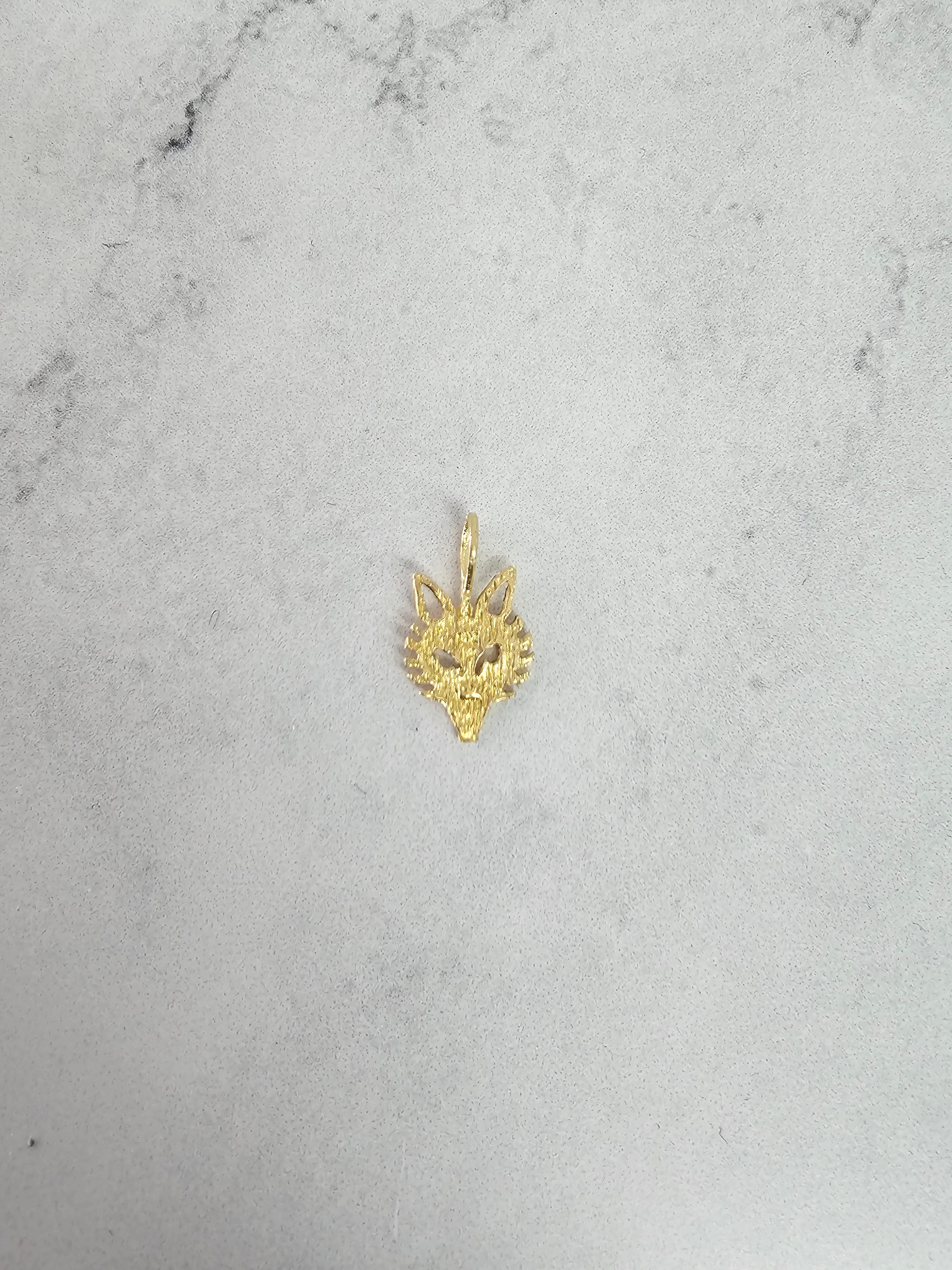 Dije de cabeza de lobo con cortes de diamantes y acabado texturizado en oro amarillo de 14 k