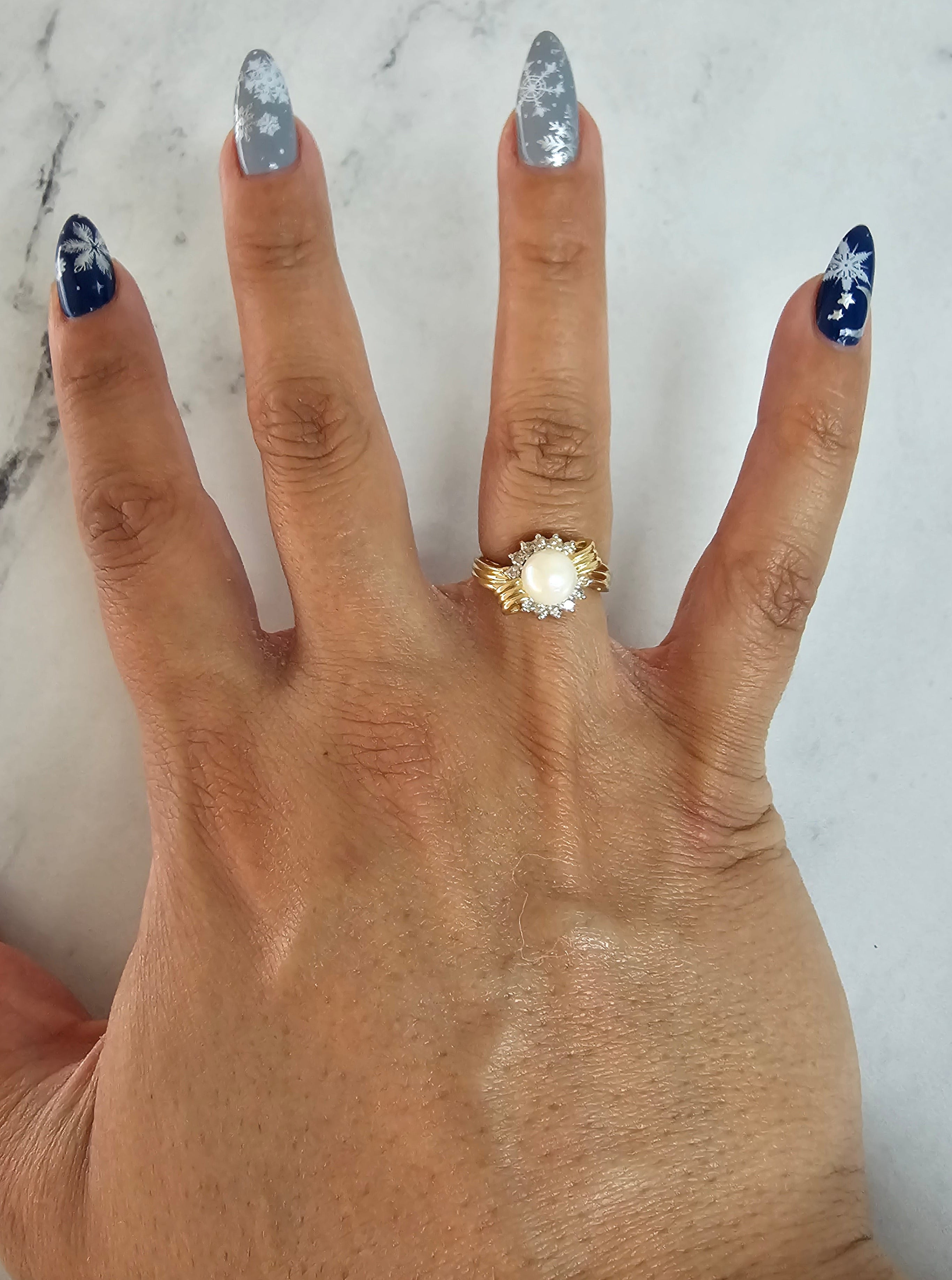 Anillo de perla con halo de diamantes de 0,25 ct en oro amarillo de 14 quilates