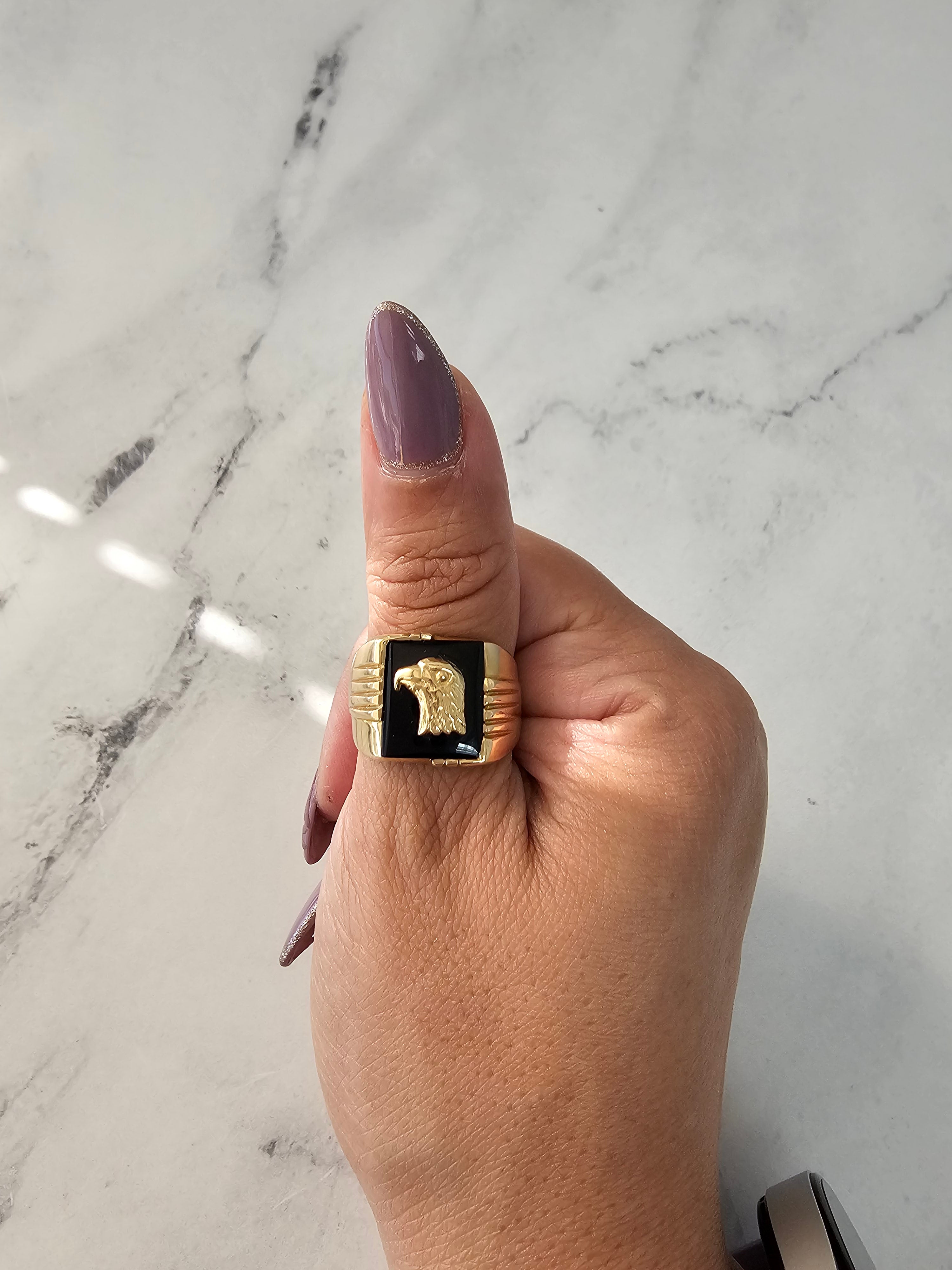 Anillo de oro con cabeza de águila y ónix en oro amarillo de 14 k