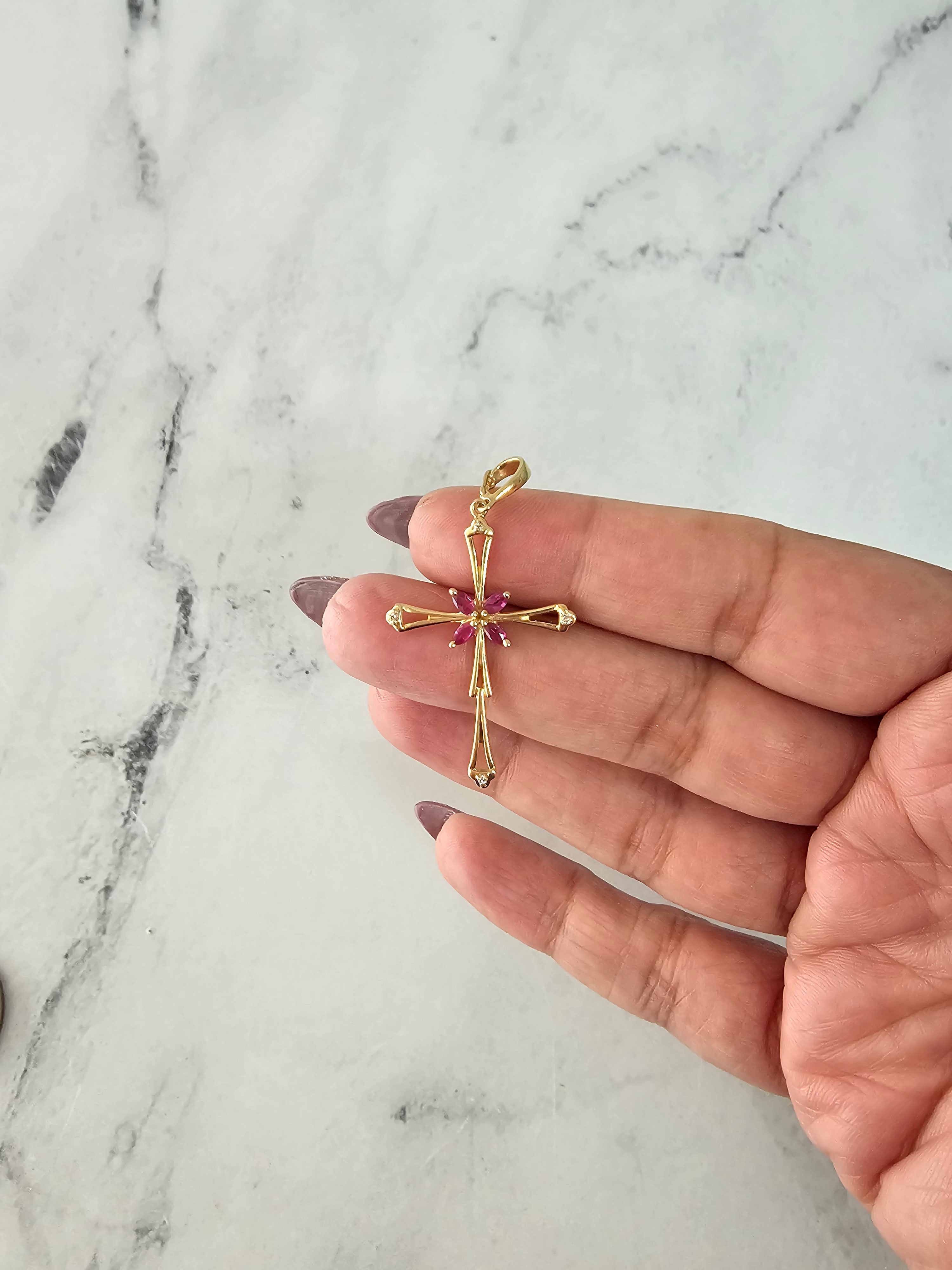 Cruz de rubí marquesa vintage con detalles de diamantes en oro amarillo de 14 k