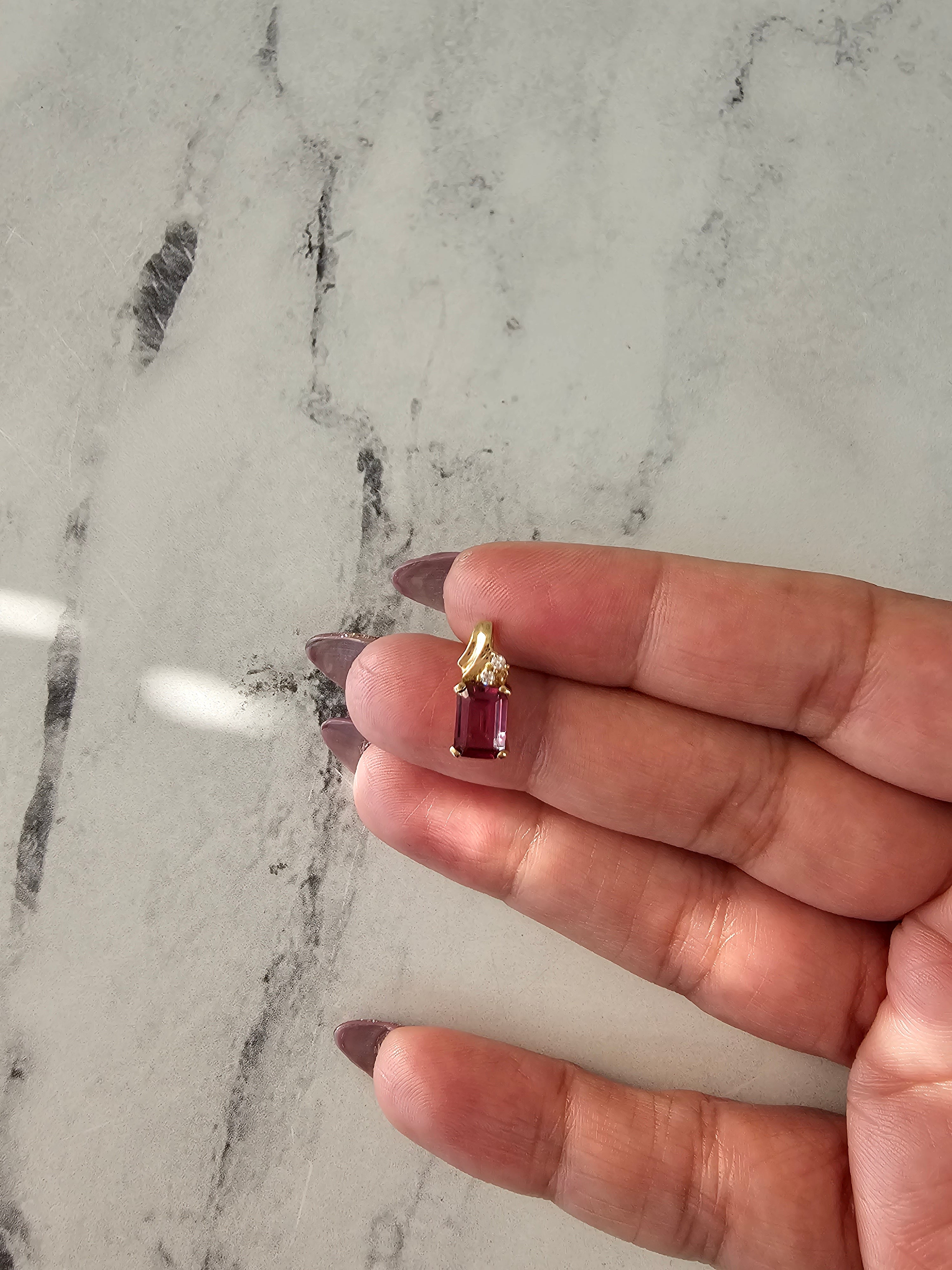 Collier solitaire en rhodolite en or jaune 14 carats