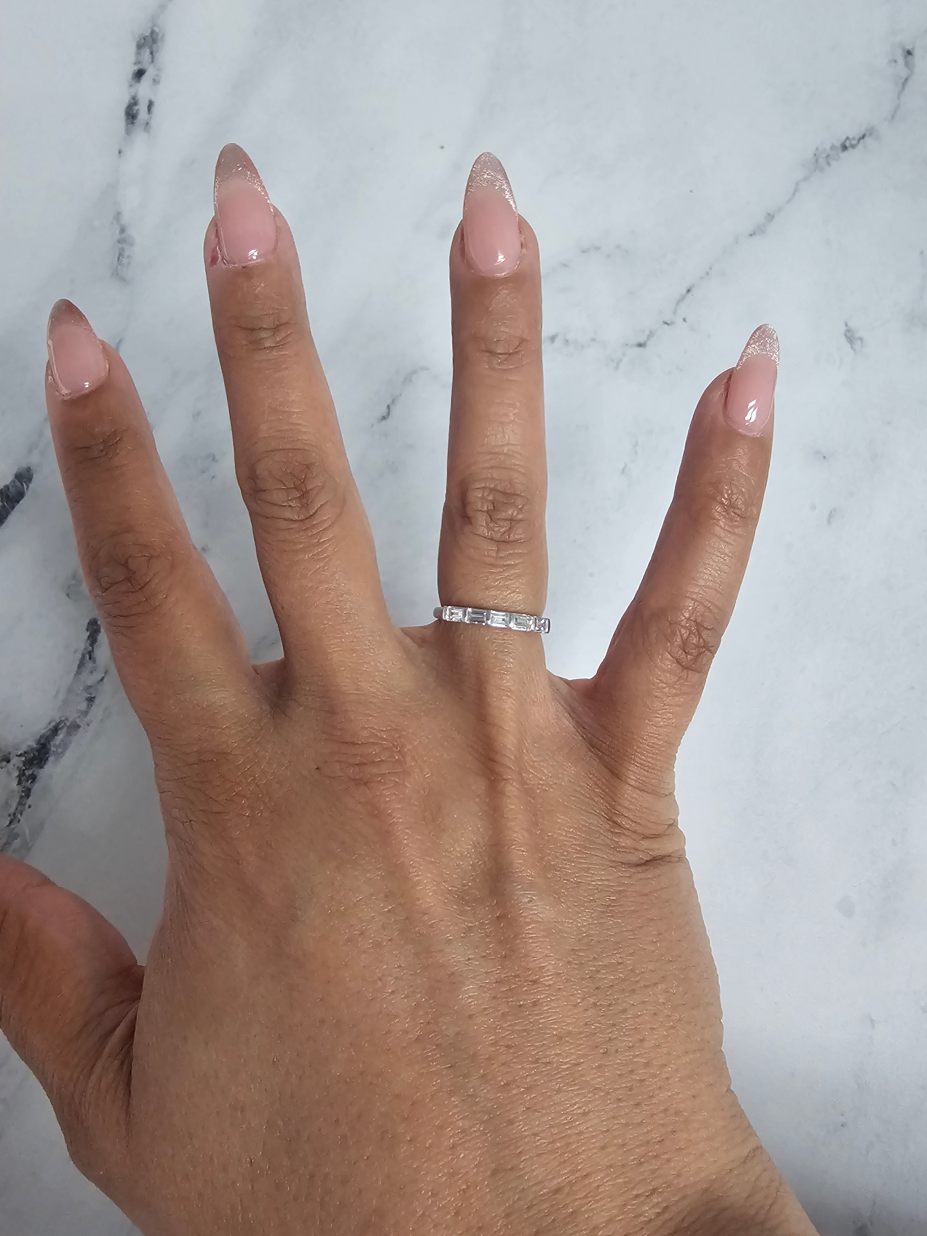 Alianza de boda con diamantes de talla baguette en oro blanco de 14 k