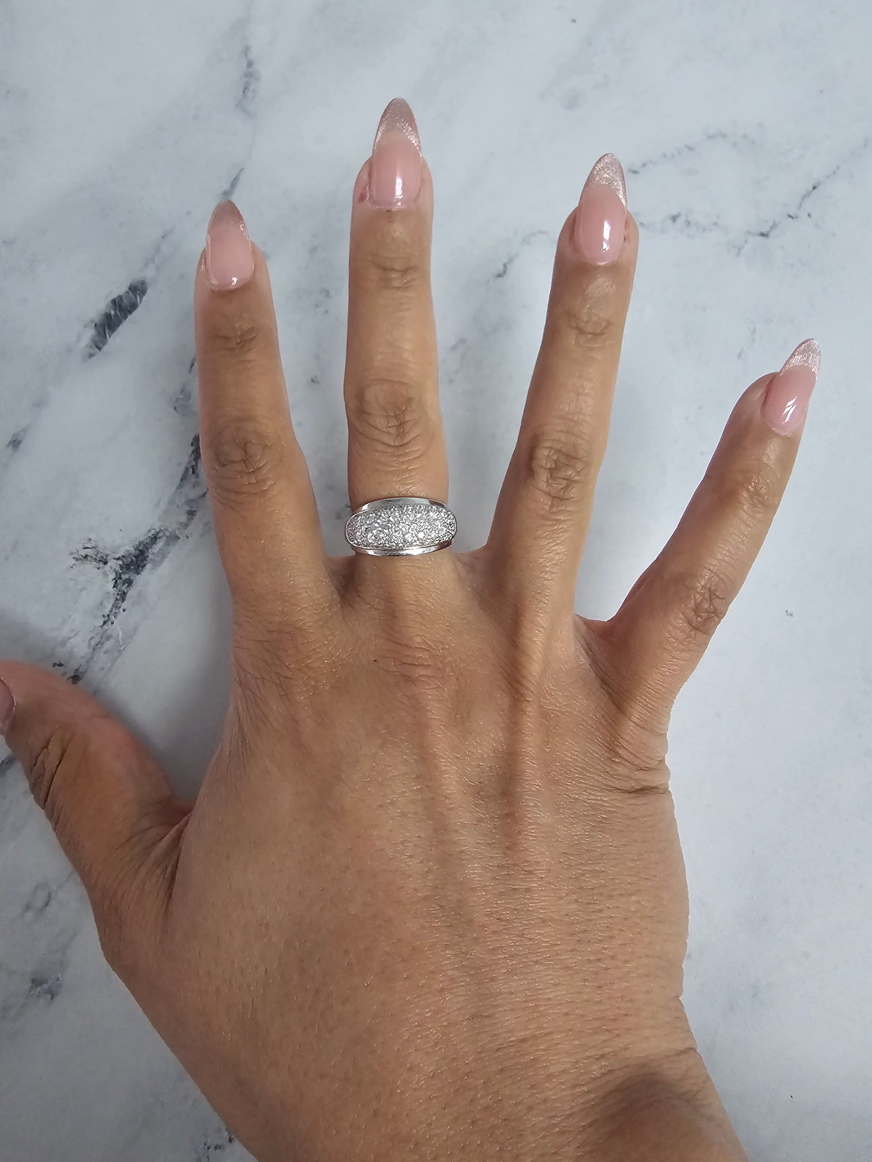 Anillo de diamantes pavé en racimo de oro blanco de 14 k