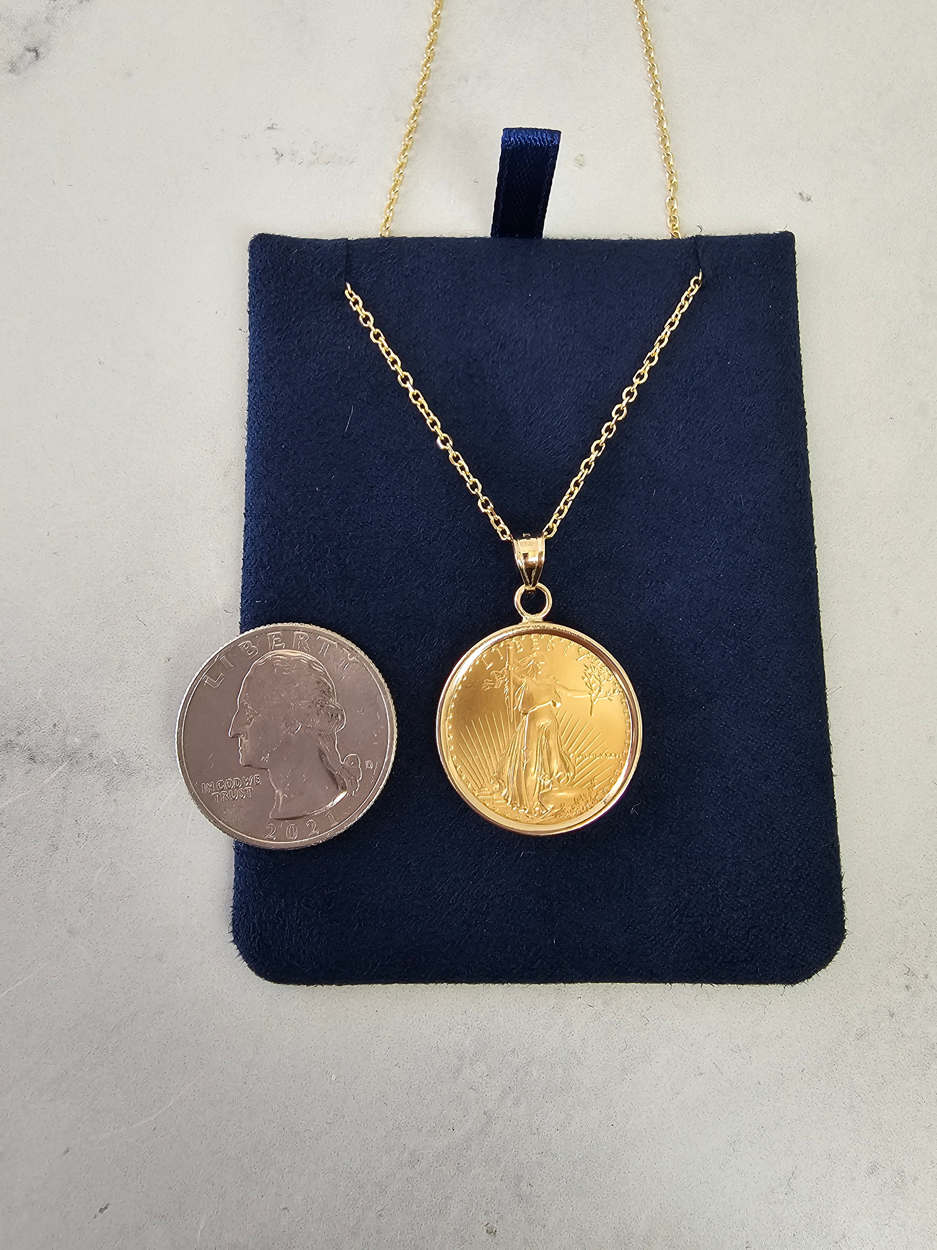 Collar con moneda de águila voladora de la Estatua de la Libertad de 1/4 oz con bisel pulido