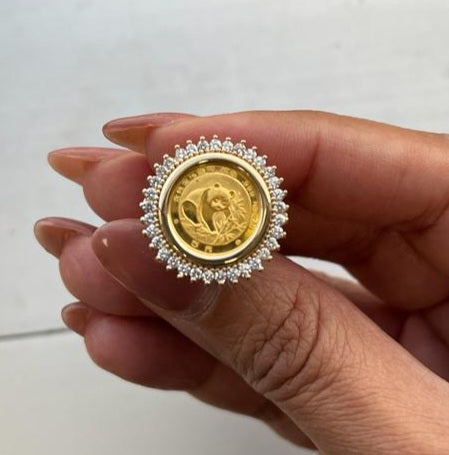 Anillo con moneda de panda de 20 onzas con halo de diamantes