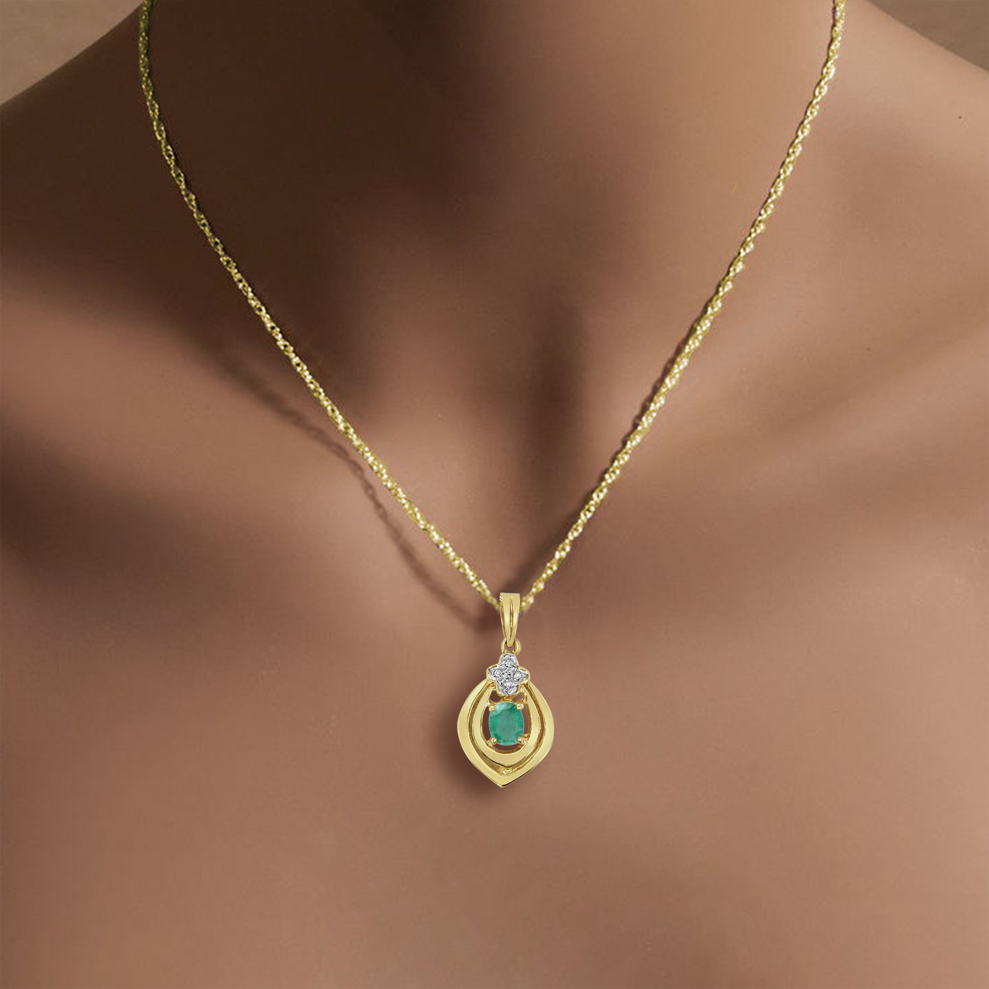 Collier en or jaune 14 carats avec émeraude ovale et diamants