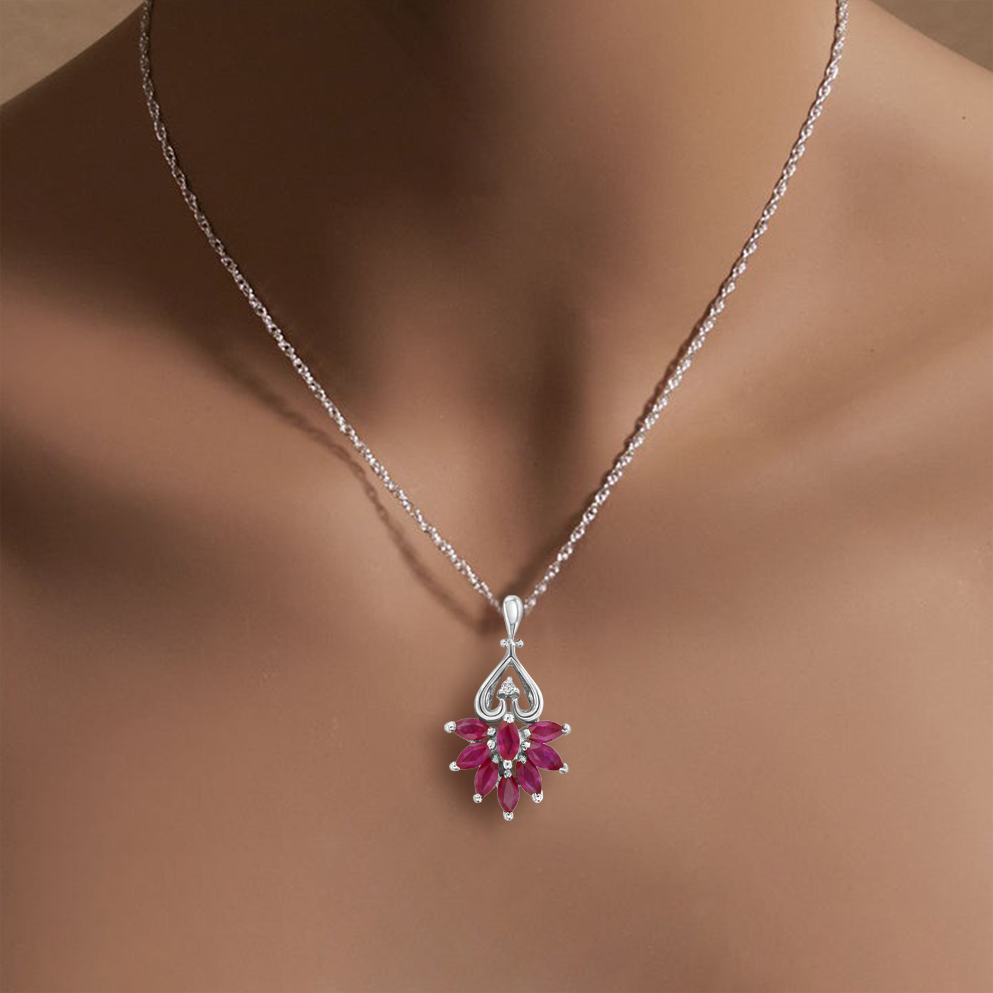 Collier en rubis en forme de libellule avec accent de diamant