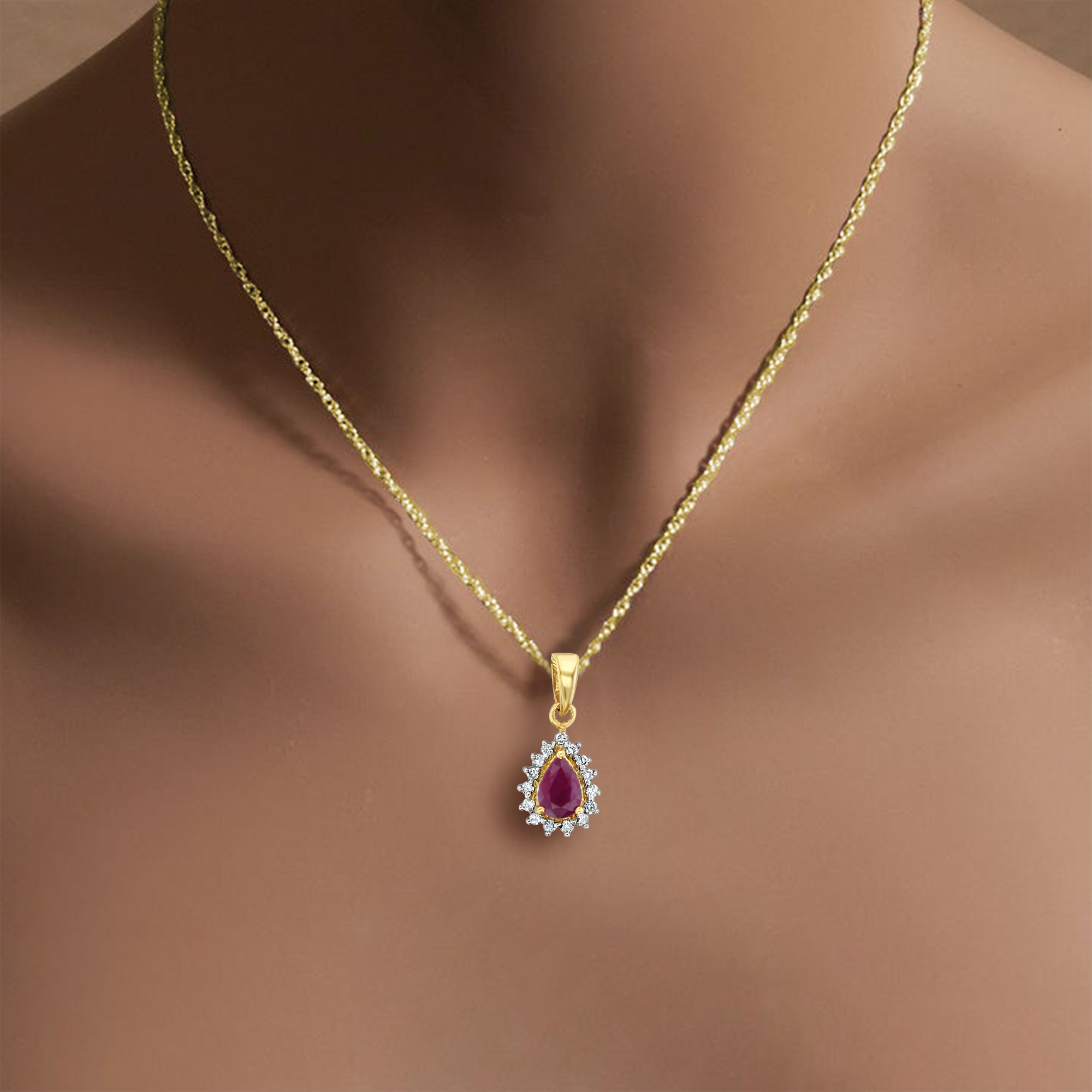 Collier en or jaune 14 carats avec halo de diamants et rubis en forme de poire