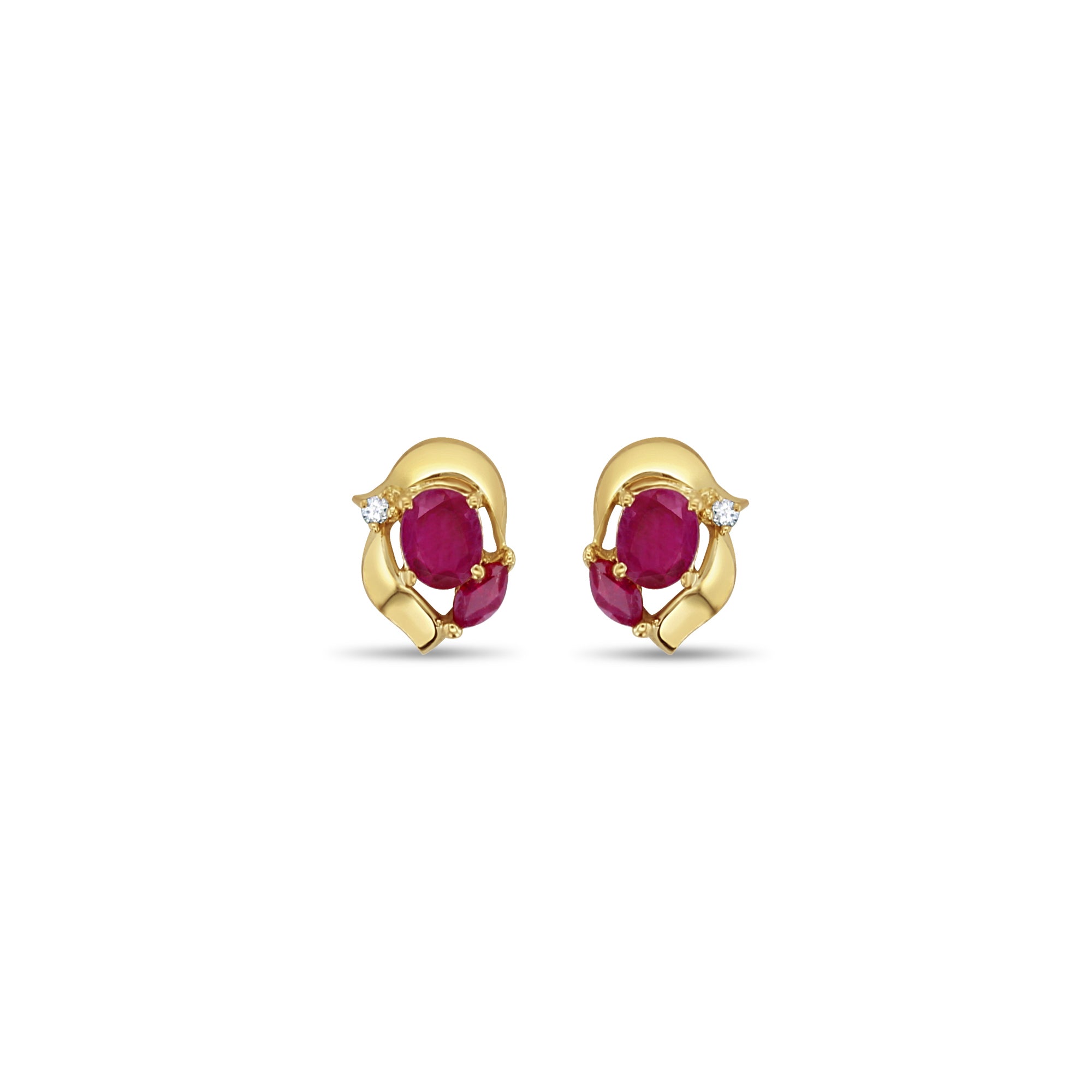 Clous d'oreilles en rubis ovales avec accents de diamants en or jaune 14 carats