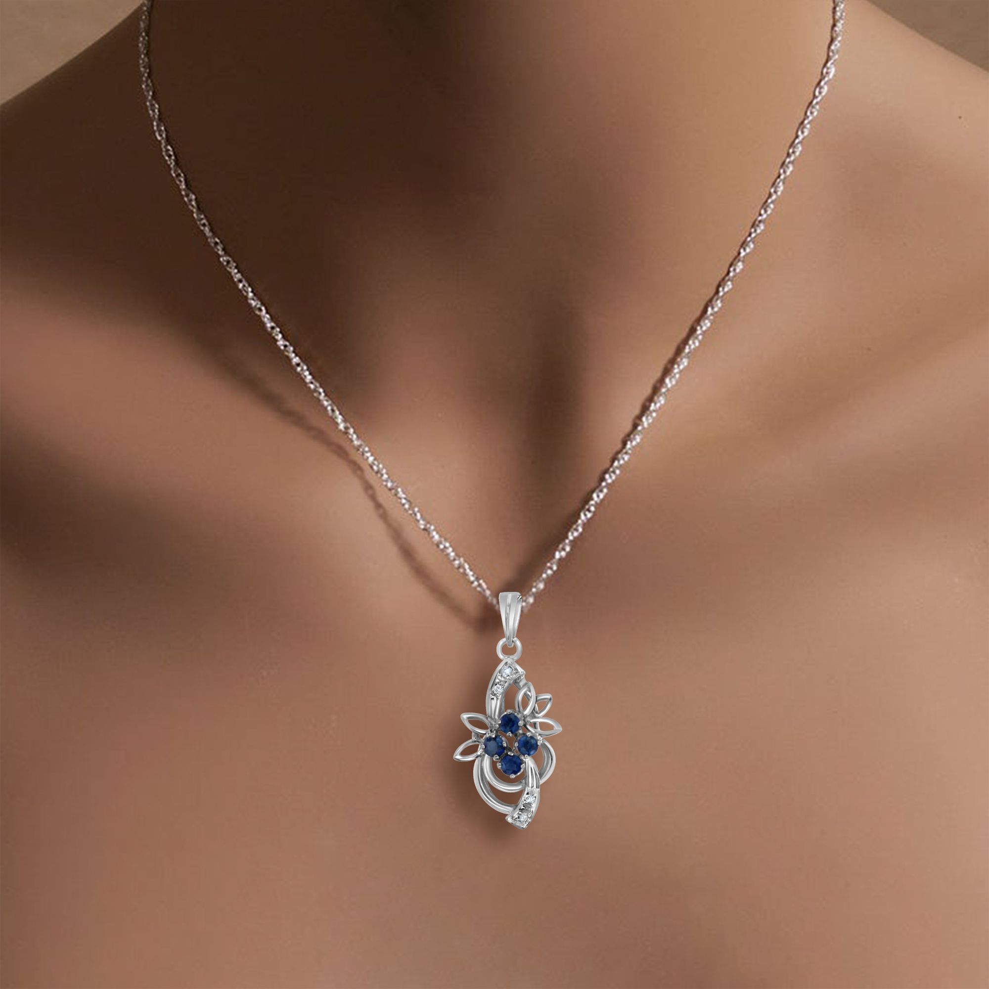 Collier en or avec fleur de saphir et accent de diamant