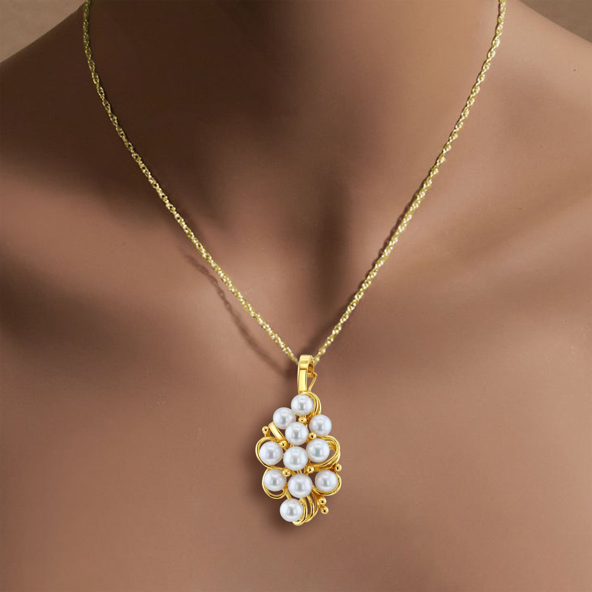 Collar de perlas de agua dulce con racimo de uvas en oro amarillo de 14 k