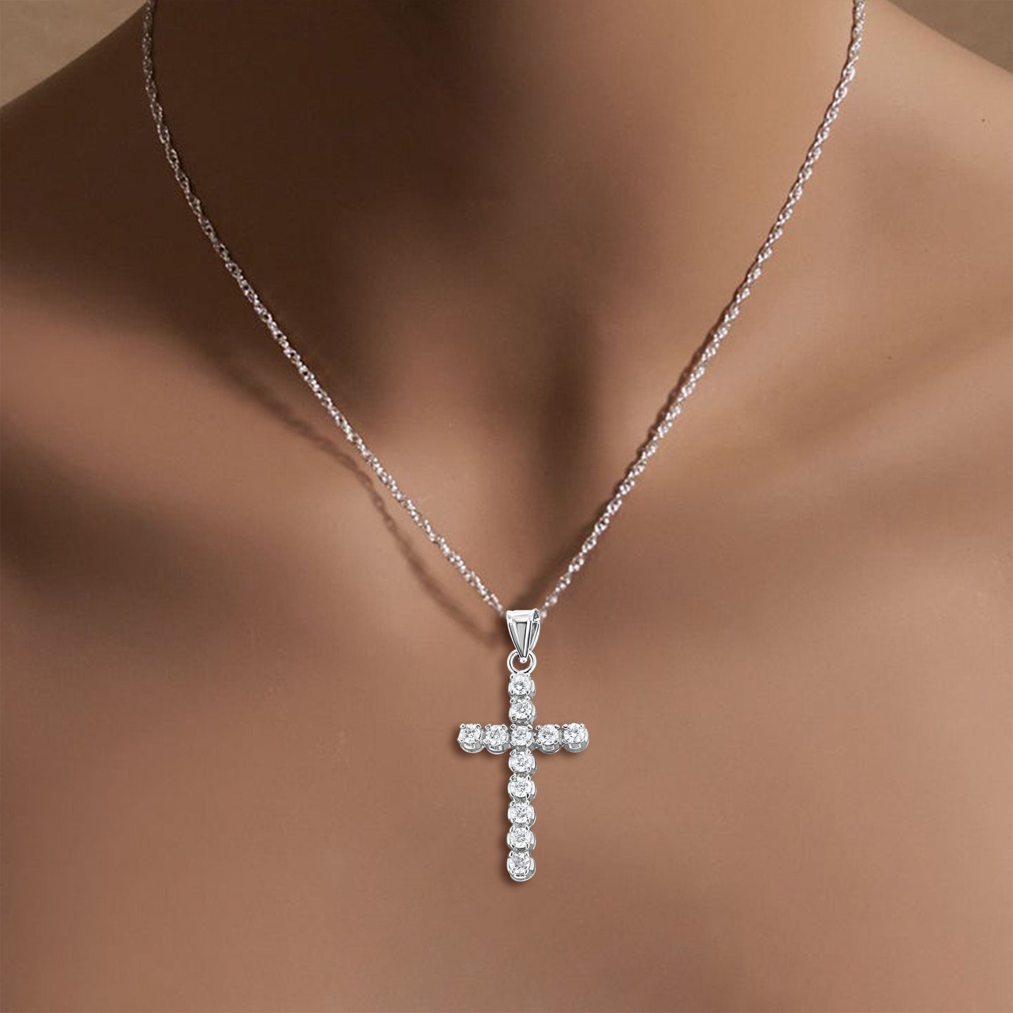 Pendentif croix en diamant 1,38 ct en or blanc 14 carats