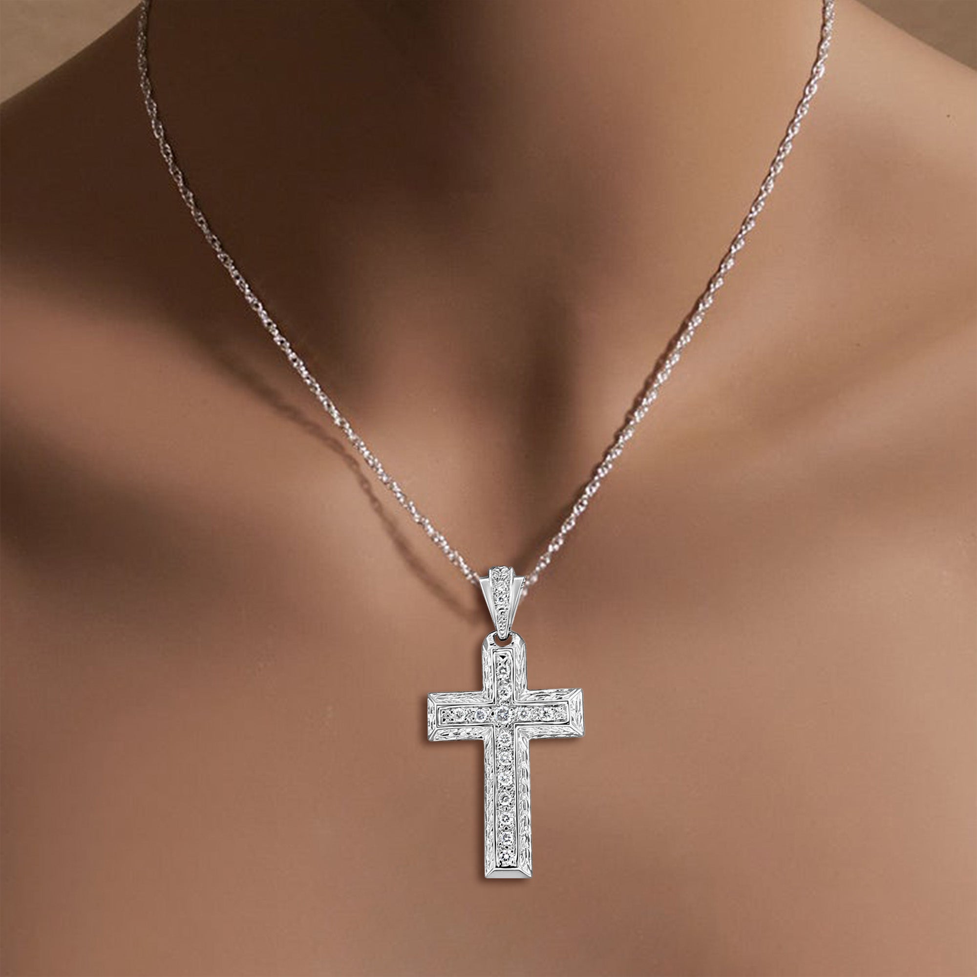 Pendentif croix en or blanc 14 carats avec diamants d'un demi-carat