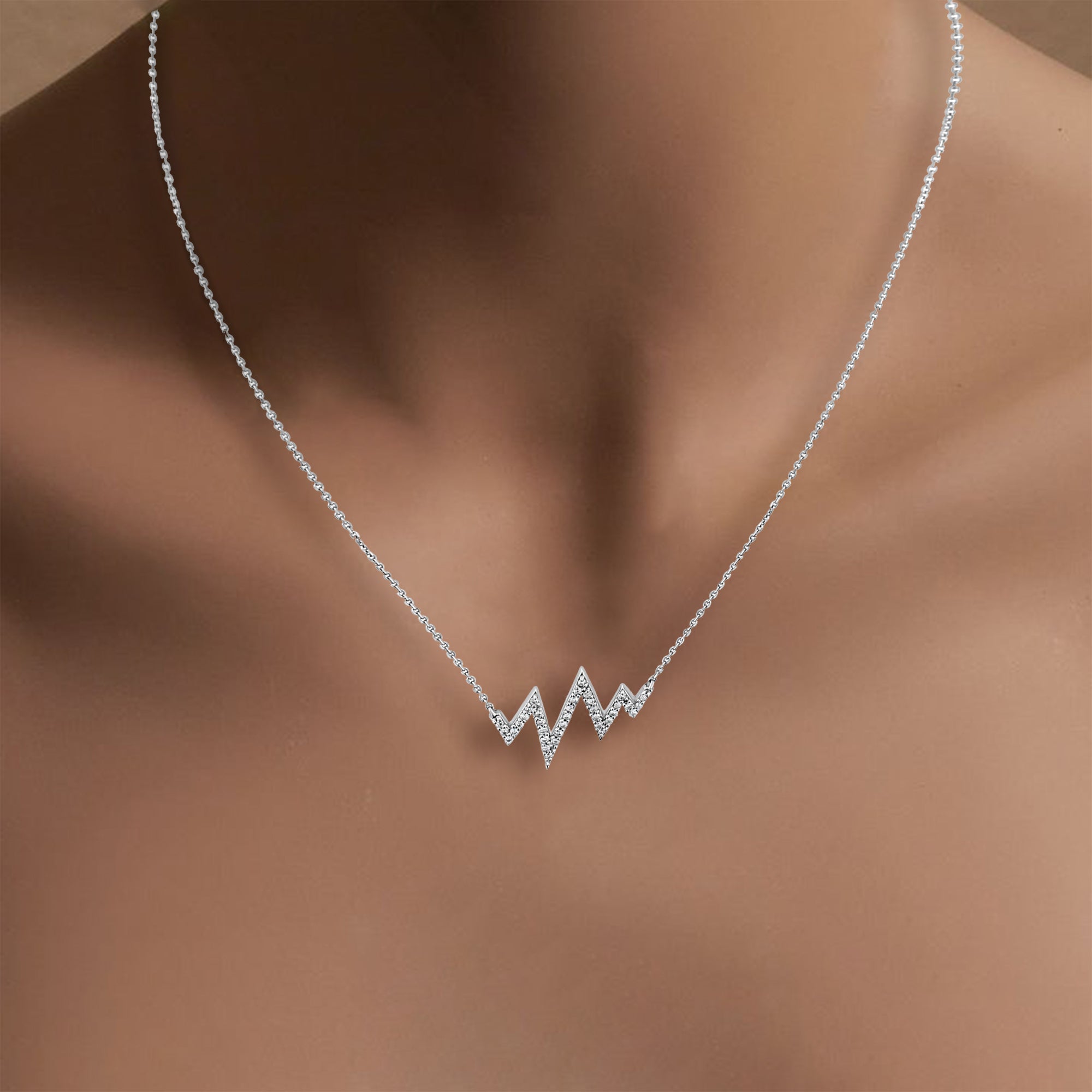 Collar llamativo de diamantes con forma de rayo o latido de corazón