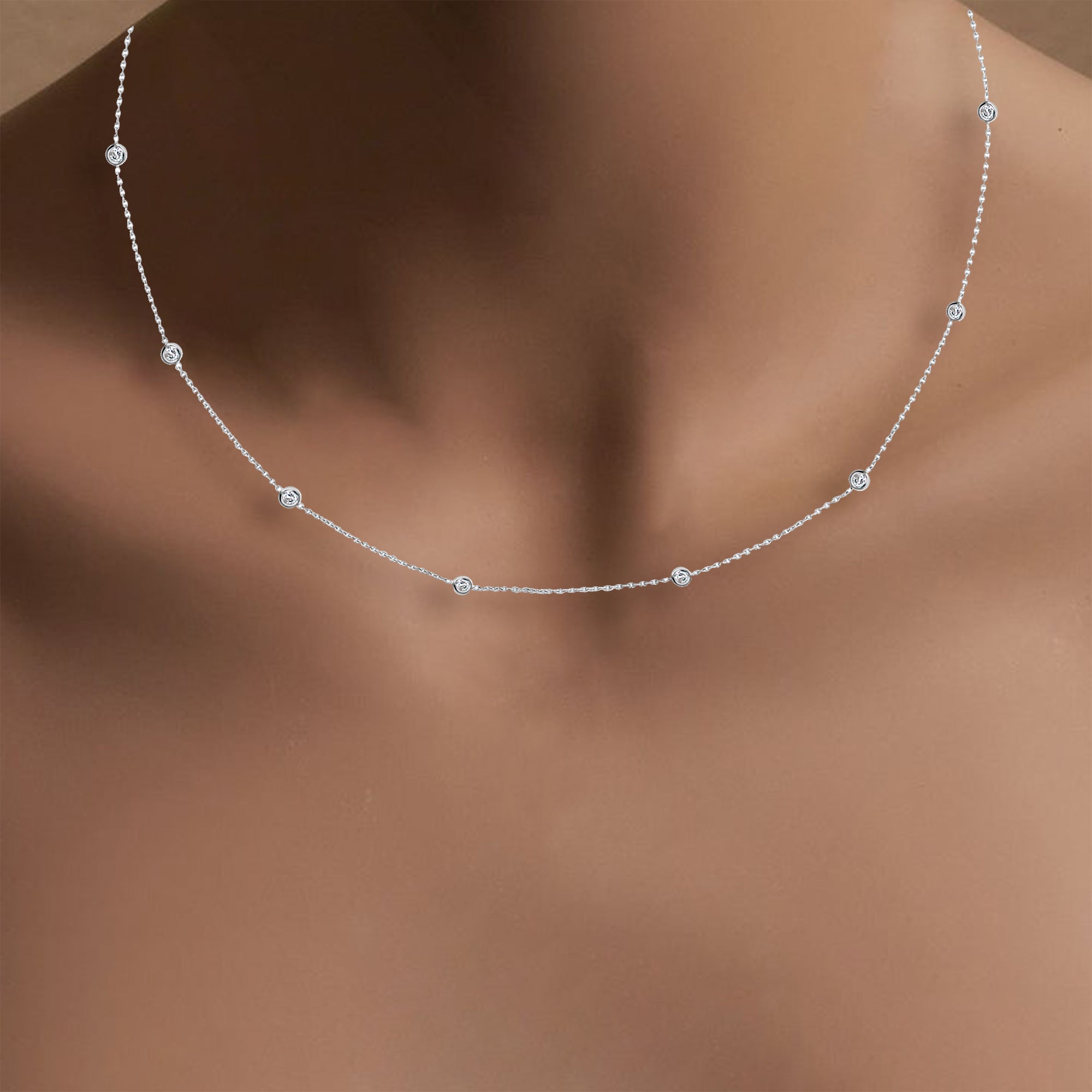 Collier avec lunette d'espacement en diamant en or blanc 14 carats