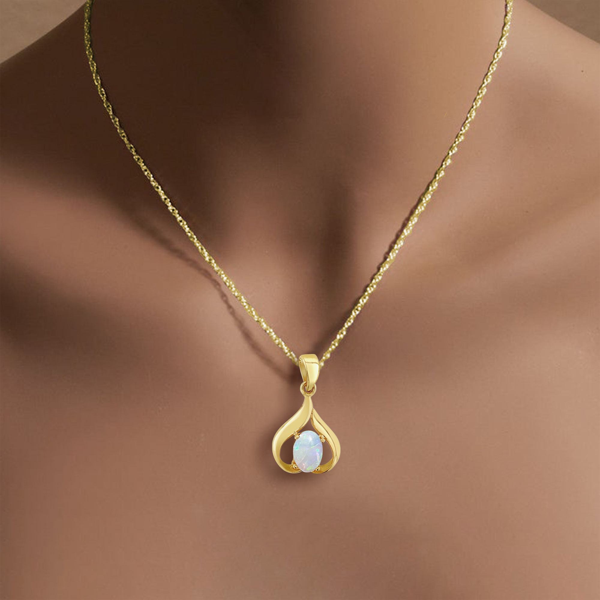 Collar con forma de corazón de ópalo ovalado en oro amarillo de 14 k