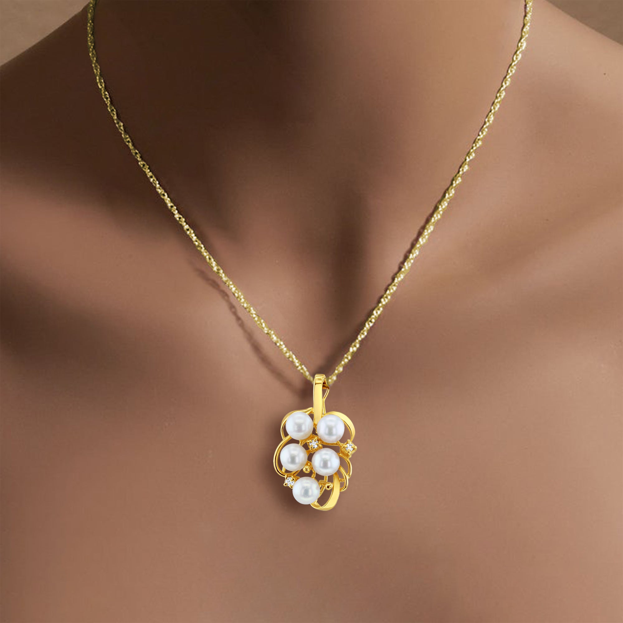 Collier en grappe de raisin avec perles d'eau douce et accents de diamants en or jaune 14 carats