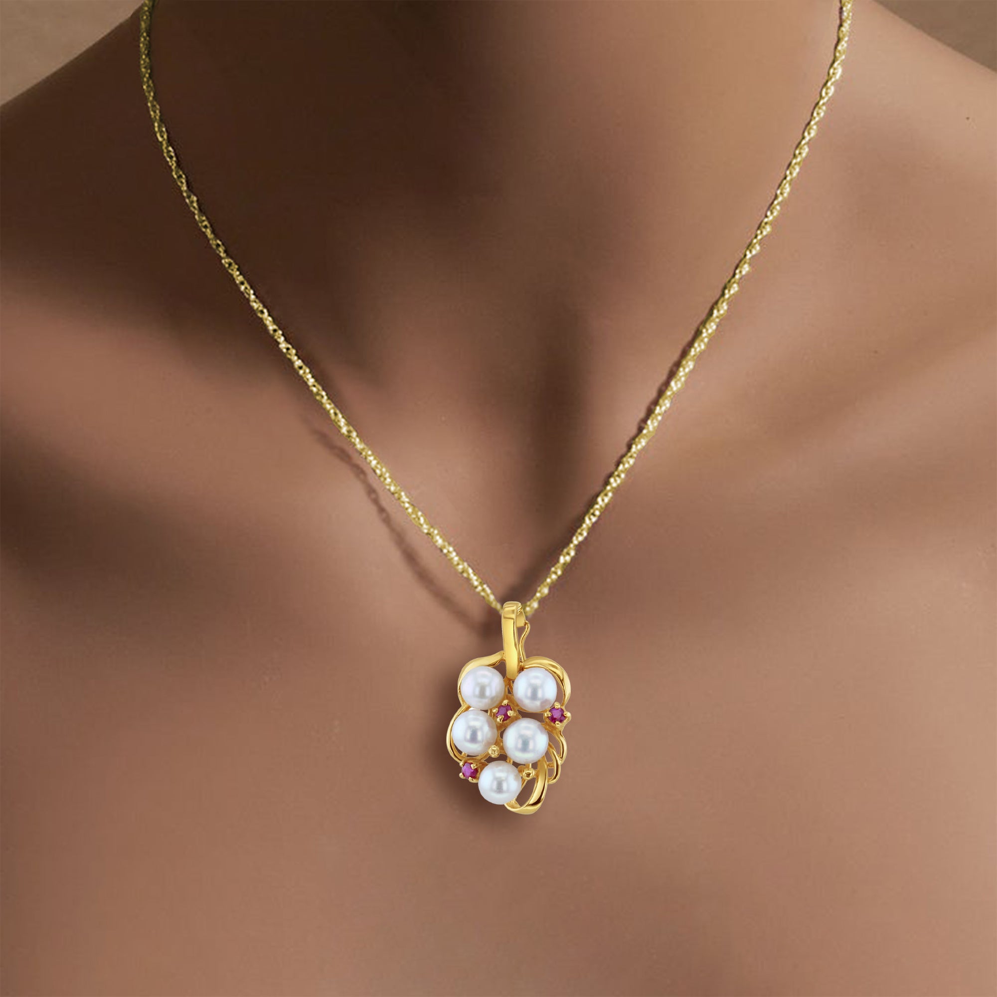 Collier en grappe de raisin avec perles d'eau douce et accents de rubis en or jaune 14 carats