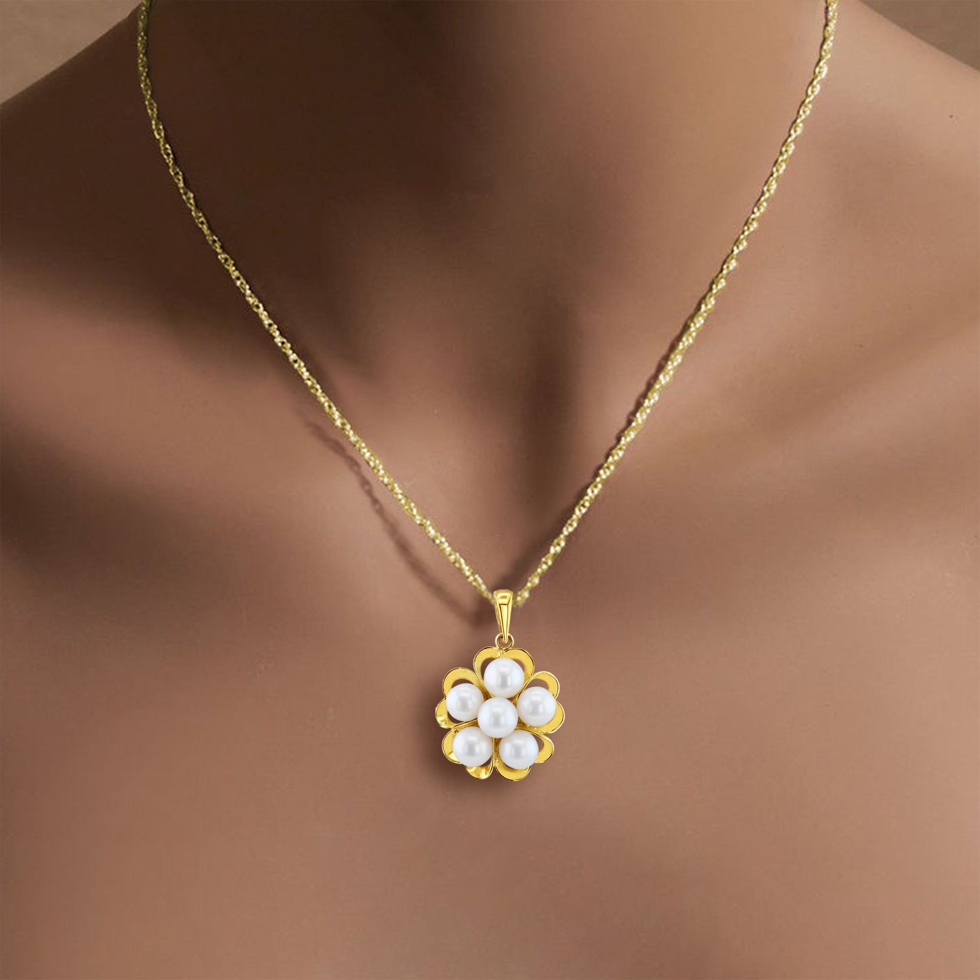 Collier en perles d'eau douce en forme de fleur